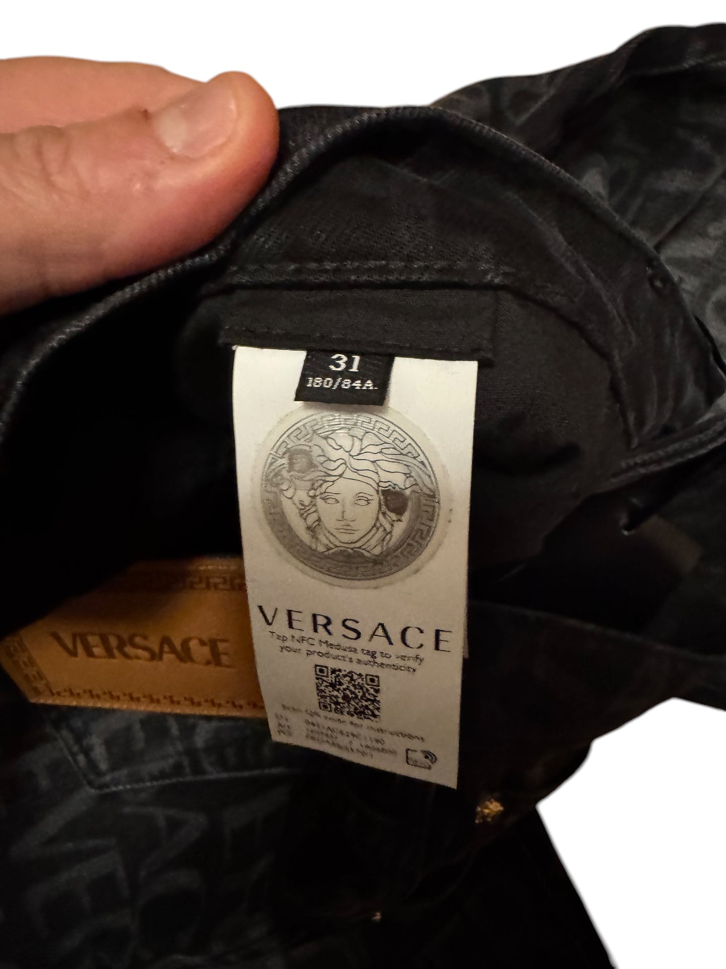 Versace – Jeans in Denim con Monogram All-Over