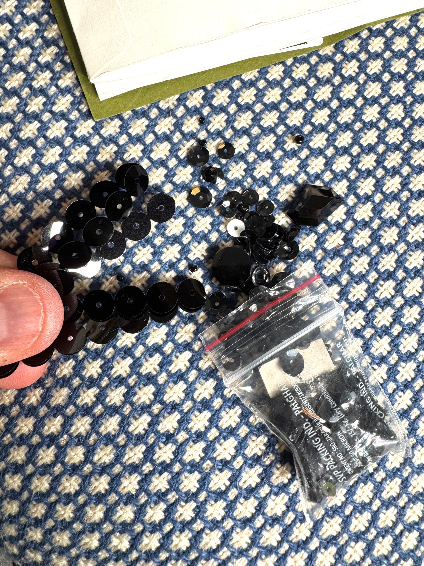Abito lungo Gucci in seta con paillettes nere e dettagli cuore Made In Italy