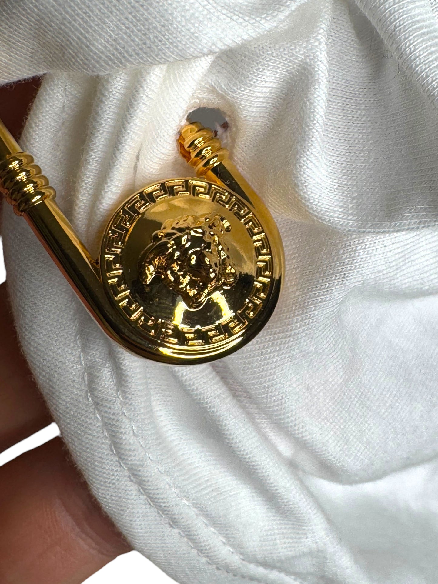 T-shirt crop Versace con logo e spilla Medusa dorata – Taglia 42 – Nuova con cartellino