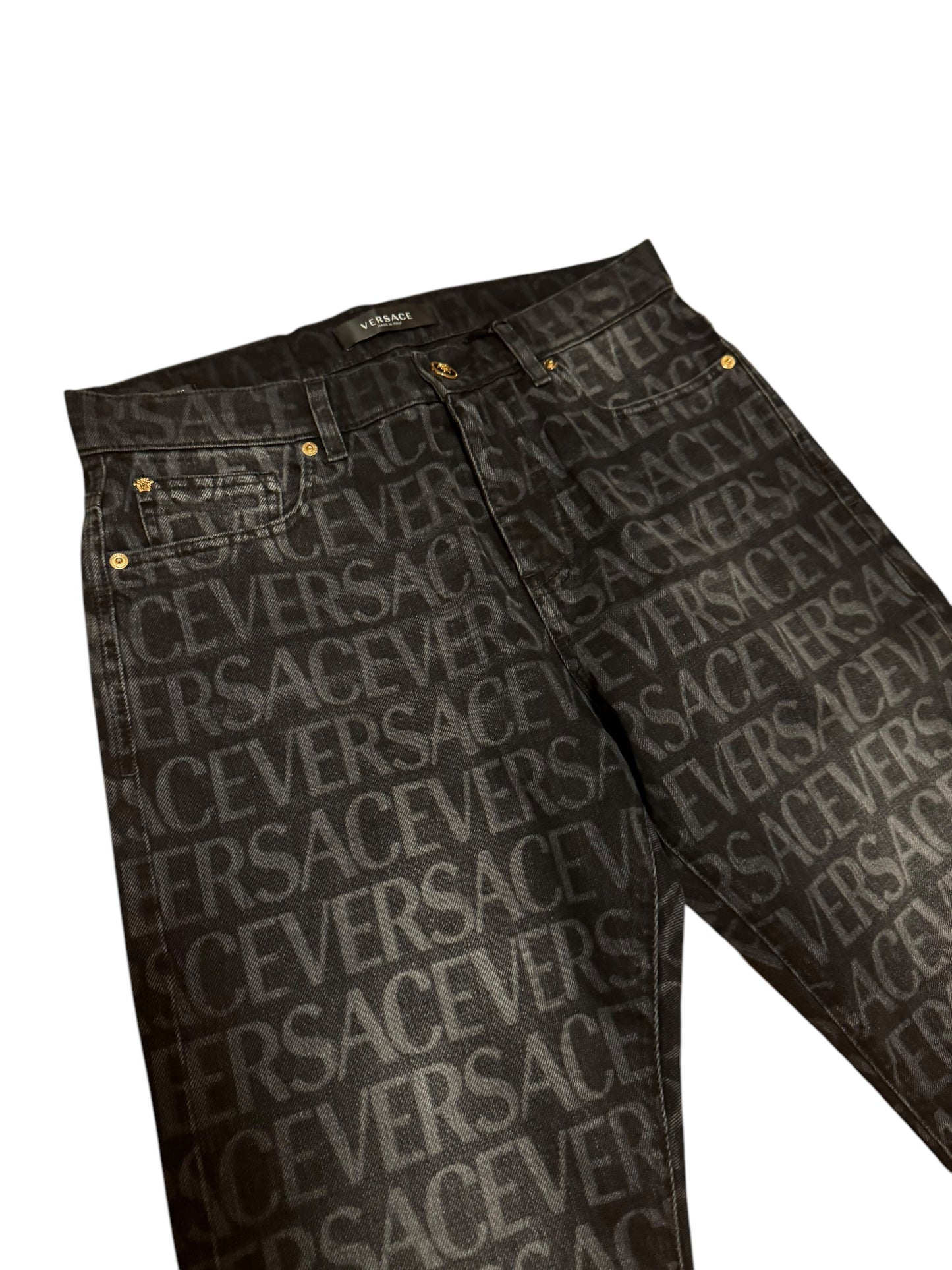 Versace – Jeans in Denim con Monogram All-Over