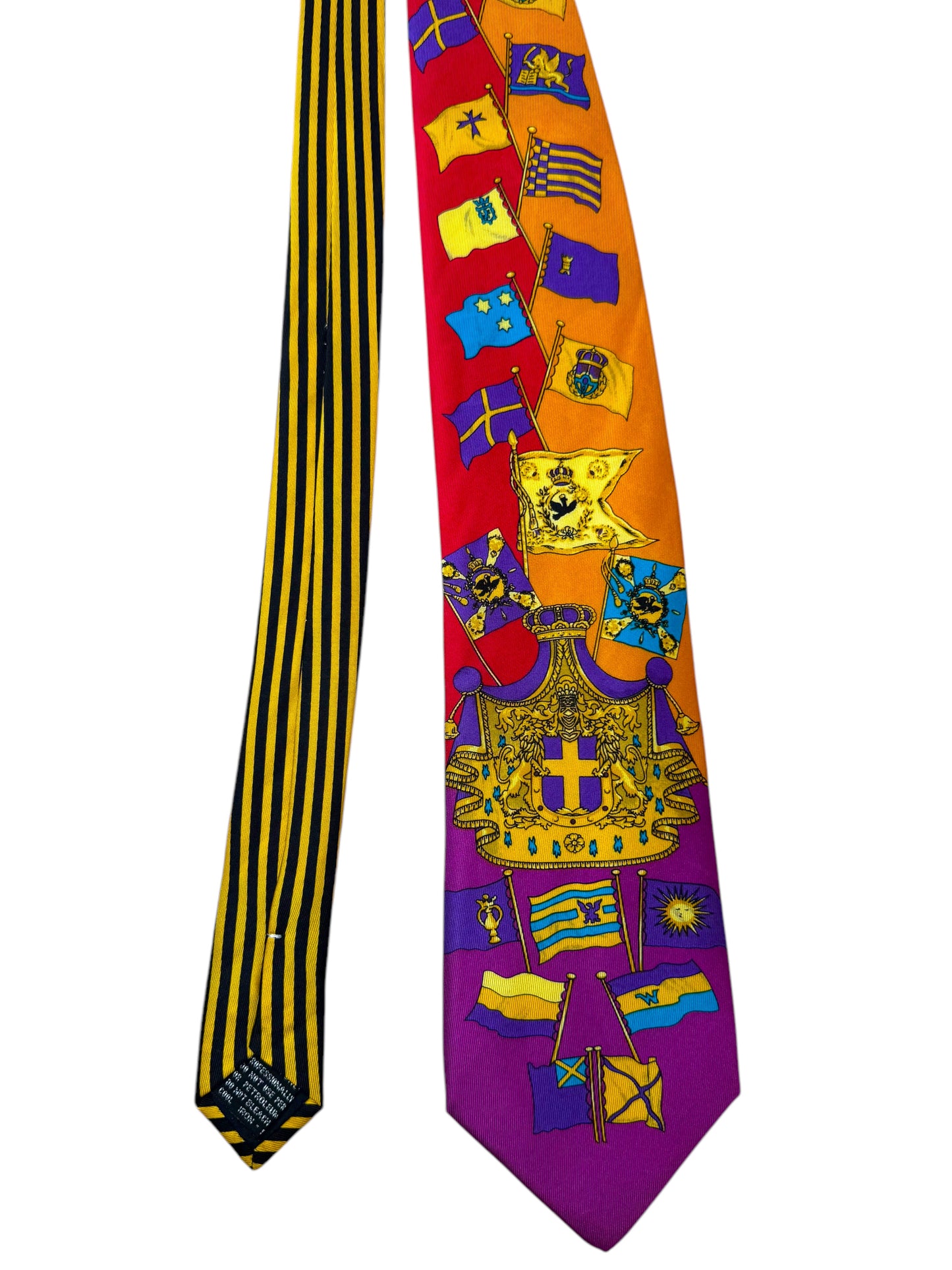 Cravatta Gianni Versace Vintage – Stile Regale con Stendardi, Bandiere e Simboli Araldici