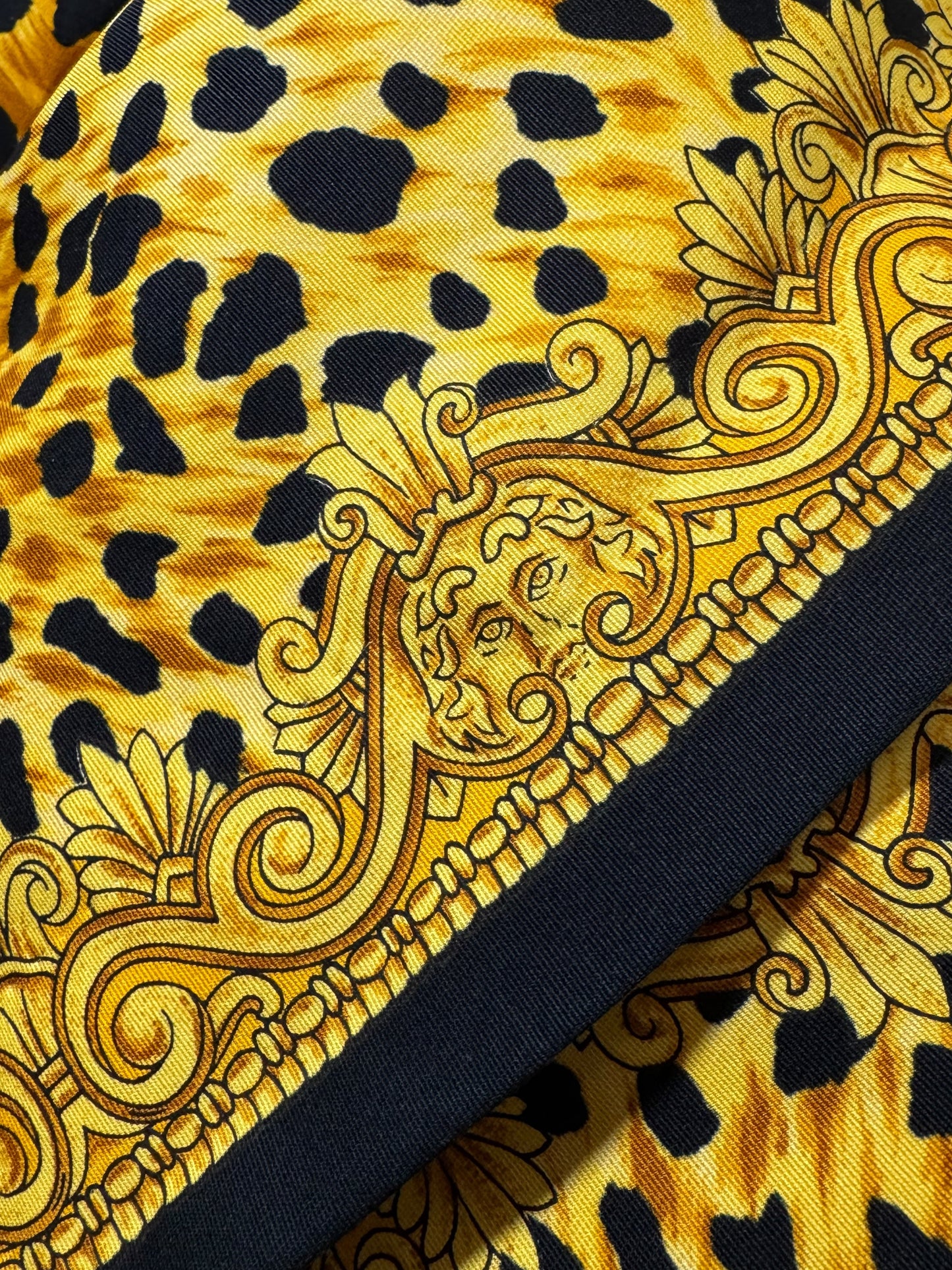 Completo vintage Istante by Gianni Versace anni ’90 – Giacca + Gonna con stampa barocca e animalier