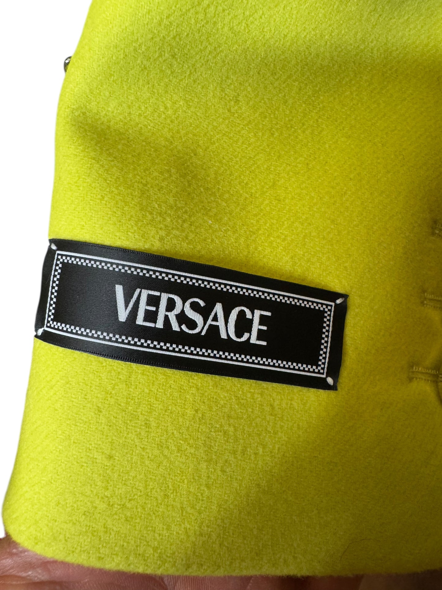 Cappotto lungo Versace giallo fluo in lana con bottoni argento