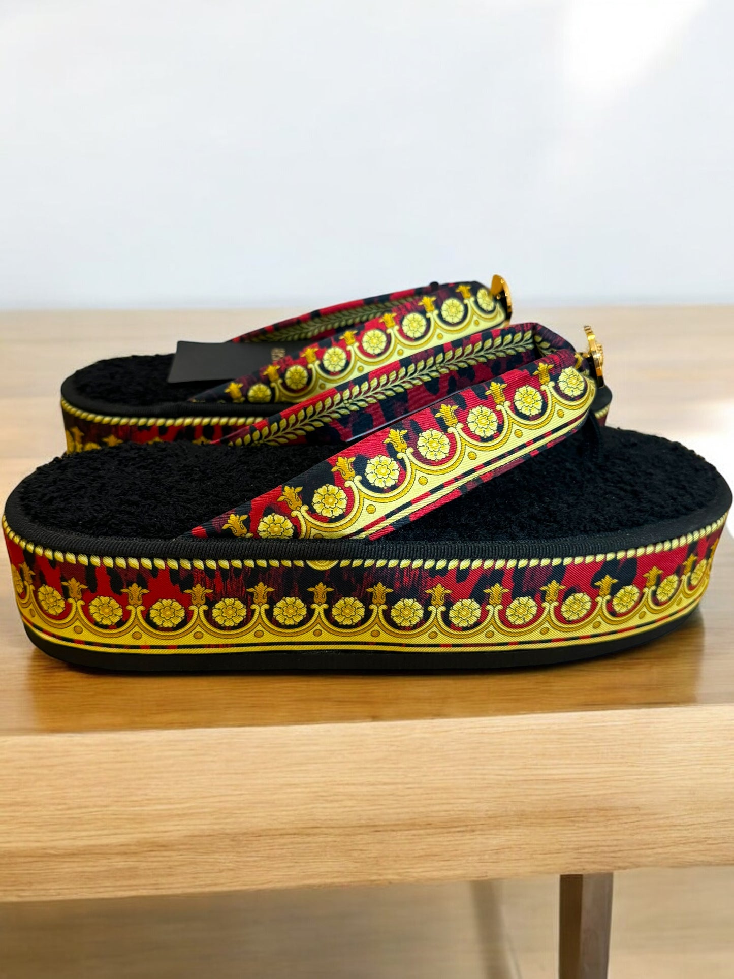 Versace infradito tema barocco