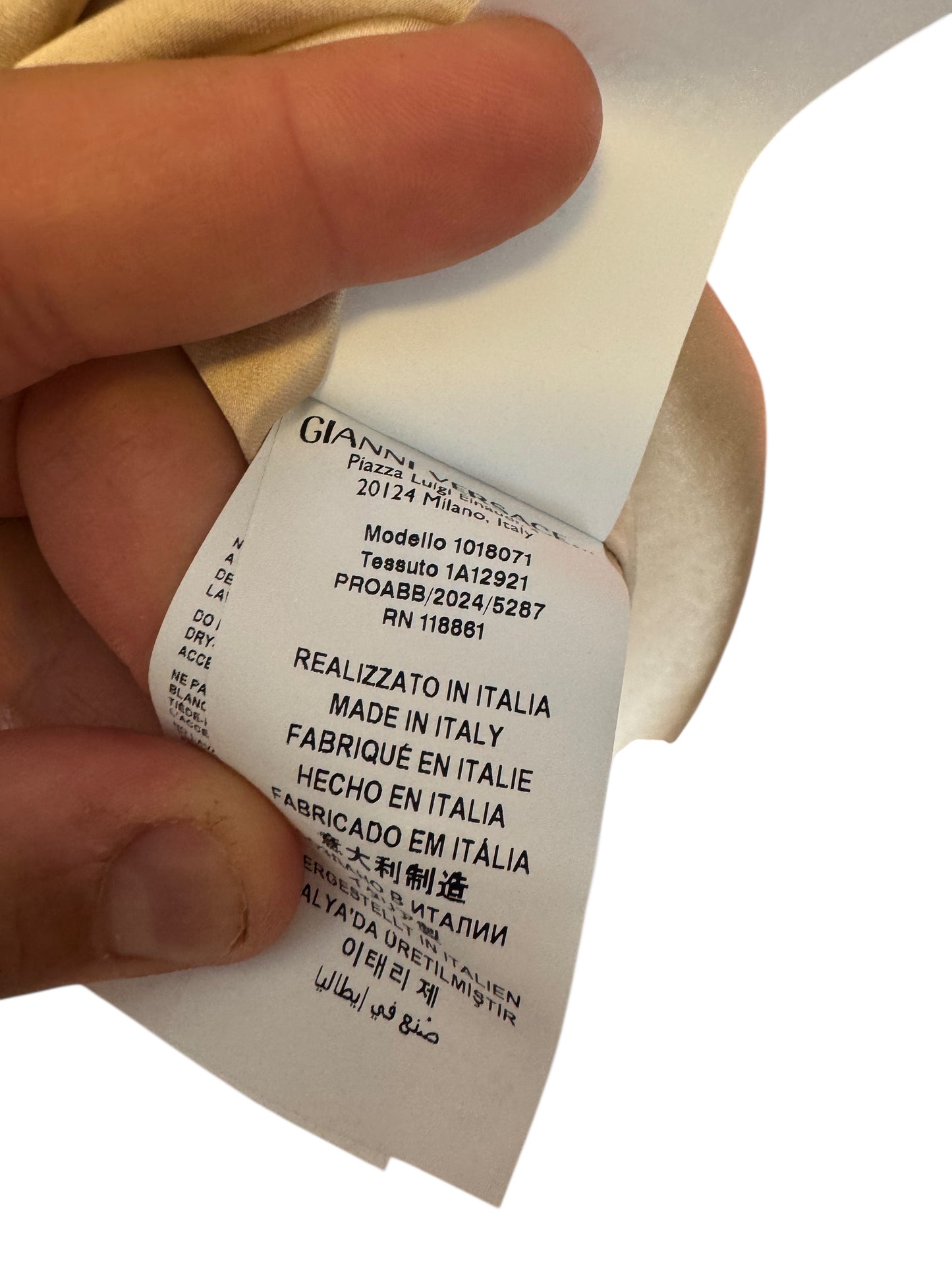 Vestito Versace in raso champagne con scollo drappeggiato e dettagli metallici