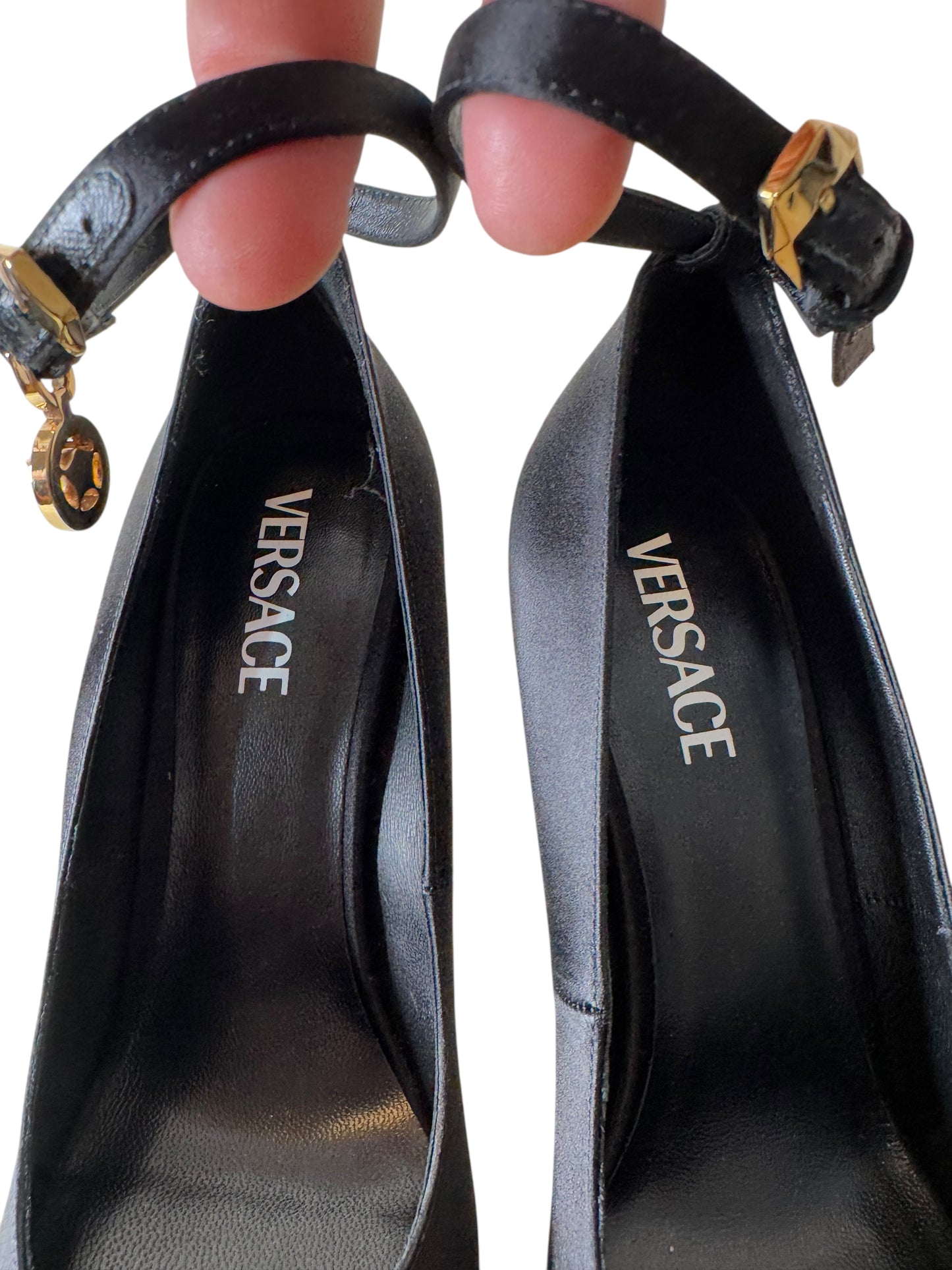 Versace Décolleté in Raso Nero con Plateau e Tacco a Spillo – Medusa Charm