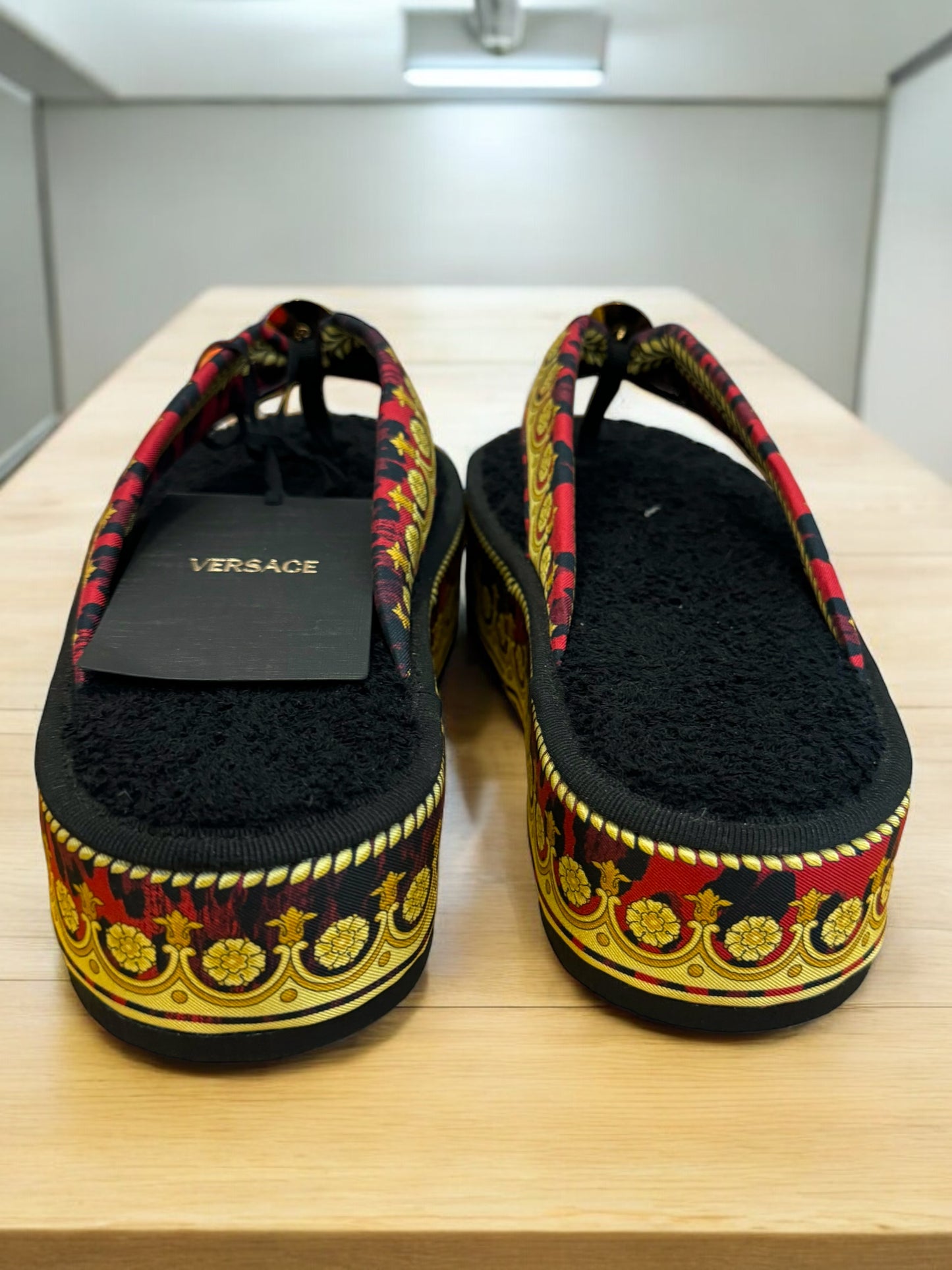 Versace infradito tema barocco