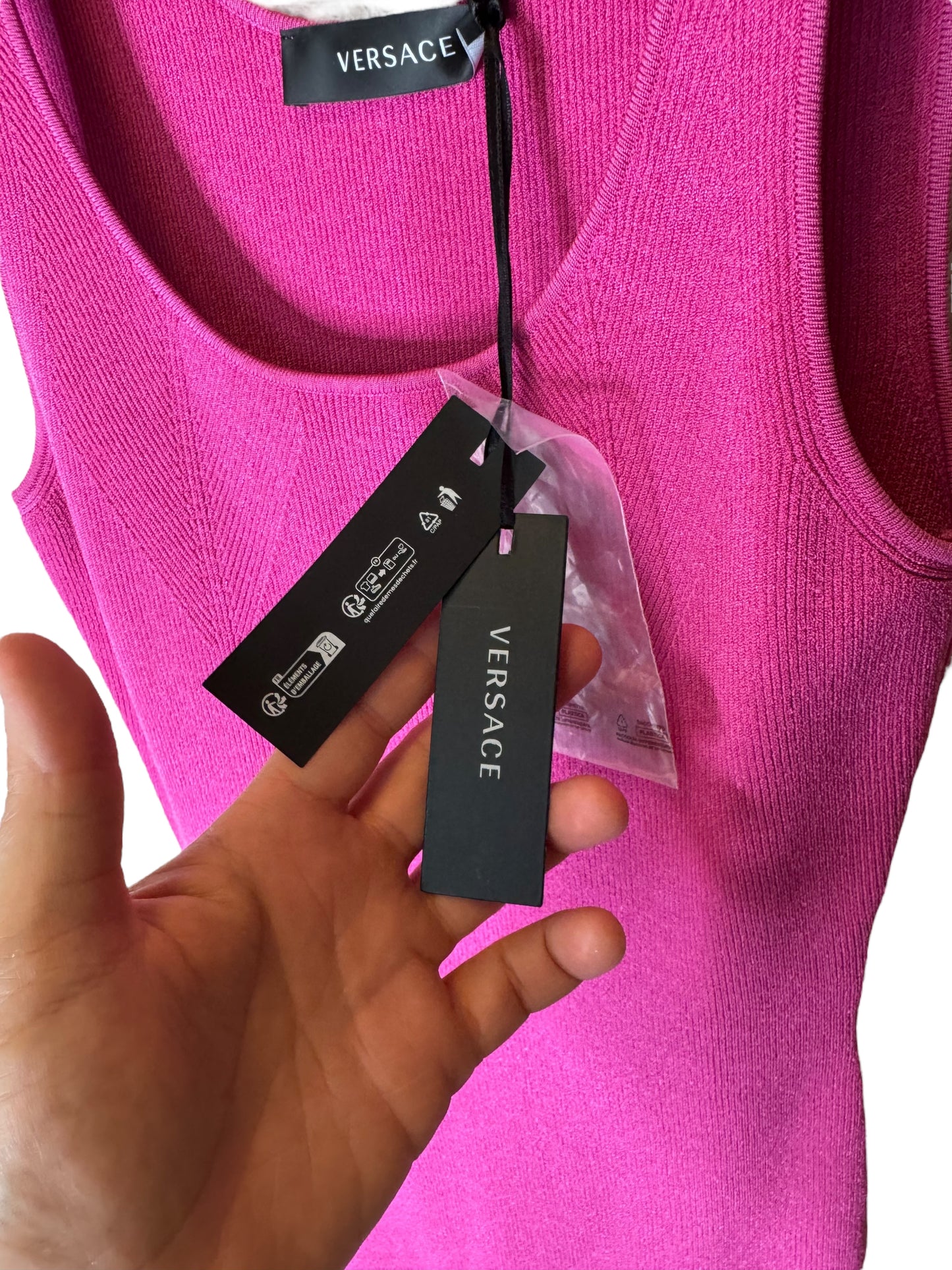 Vestito Versace fucsia in maglia stretch con bottoni Medusa dorati – Taglia IT 38