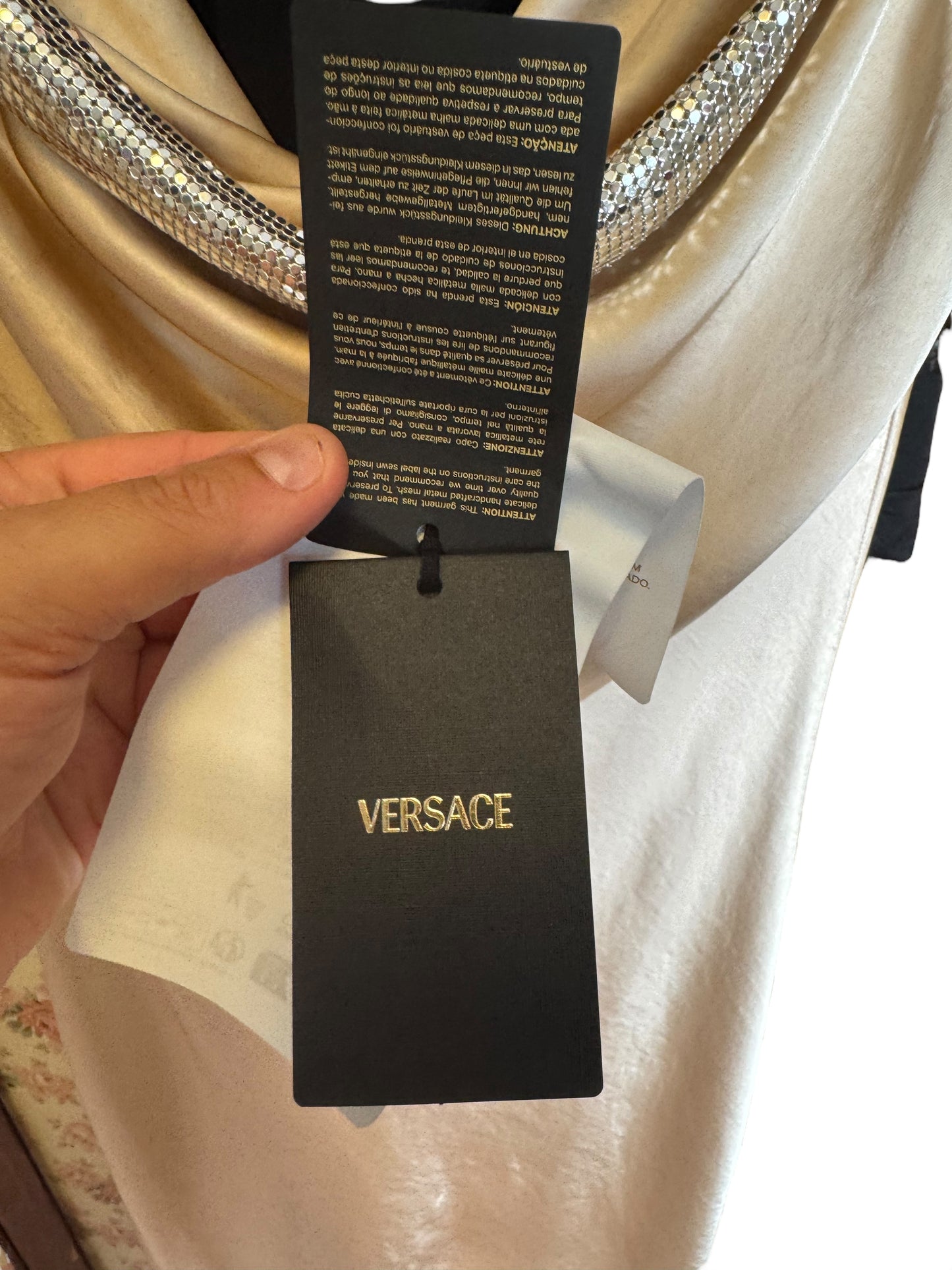 Vestito Versace in raso champagne con scollo drappeggiato e dettagli metallici