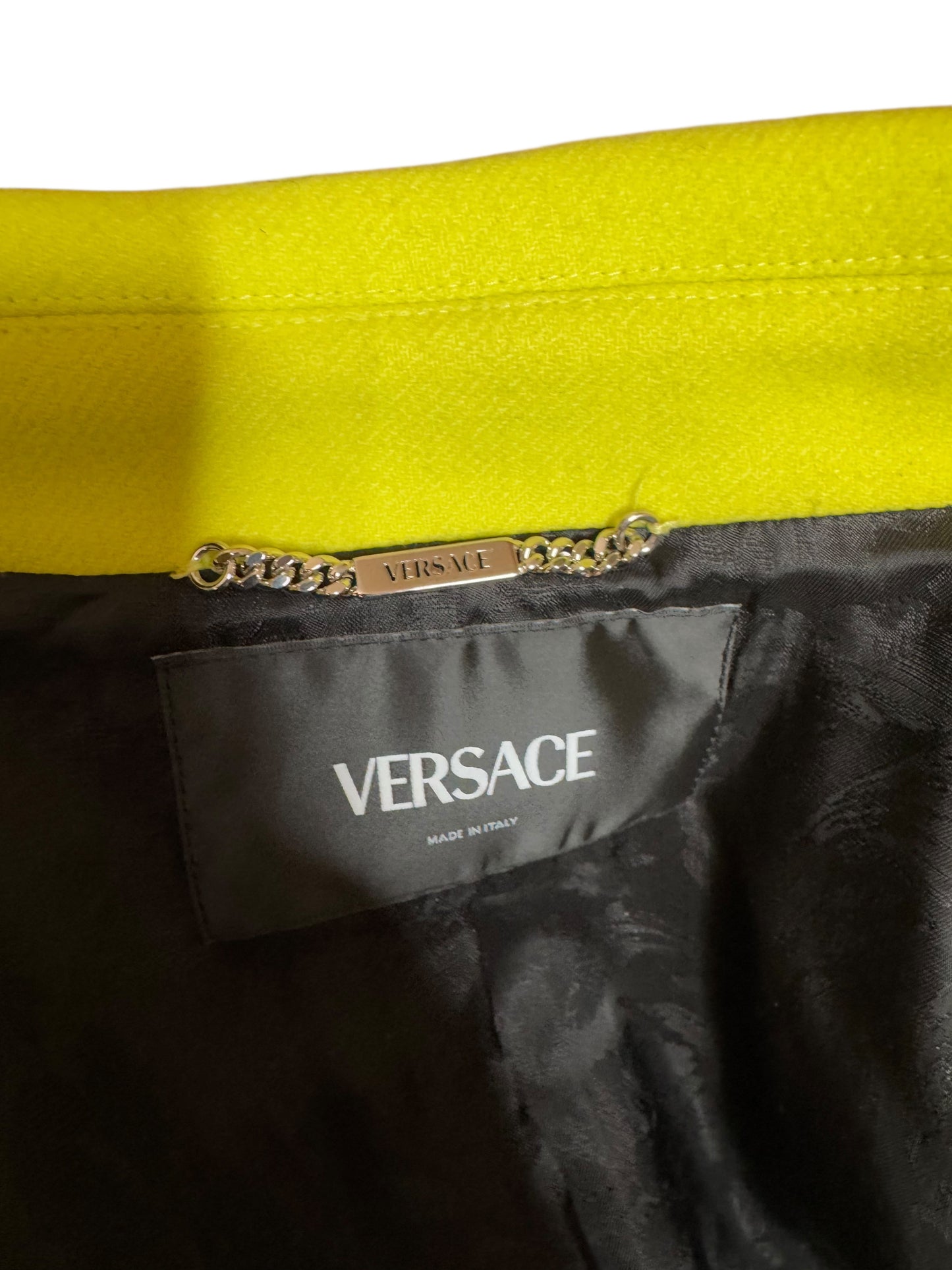 Cappotto lungo Versace giallo fluo in lana con bottoni argento