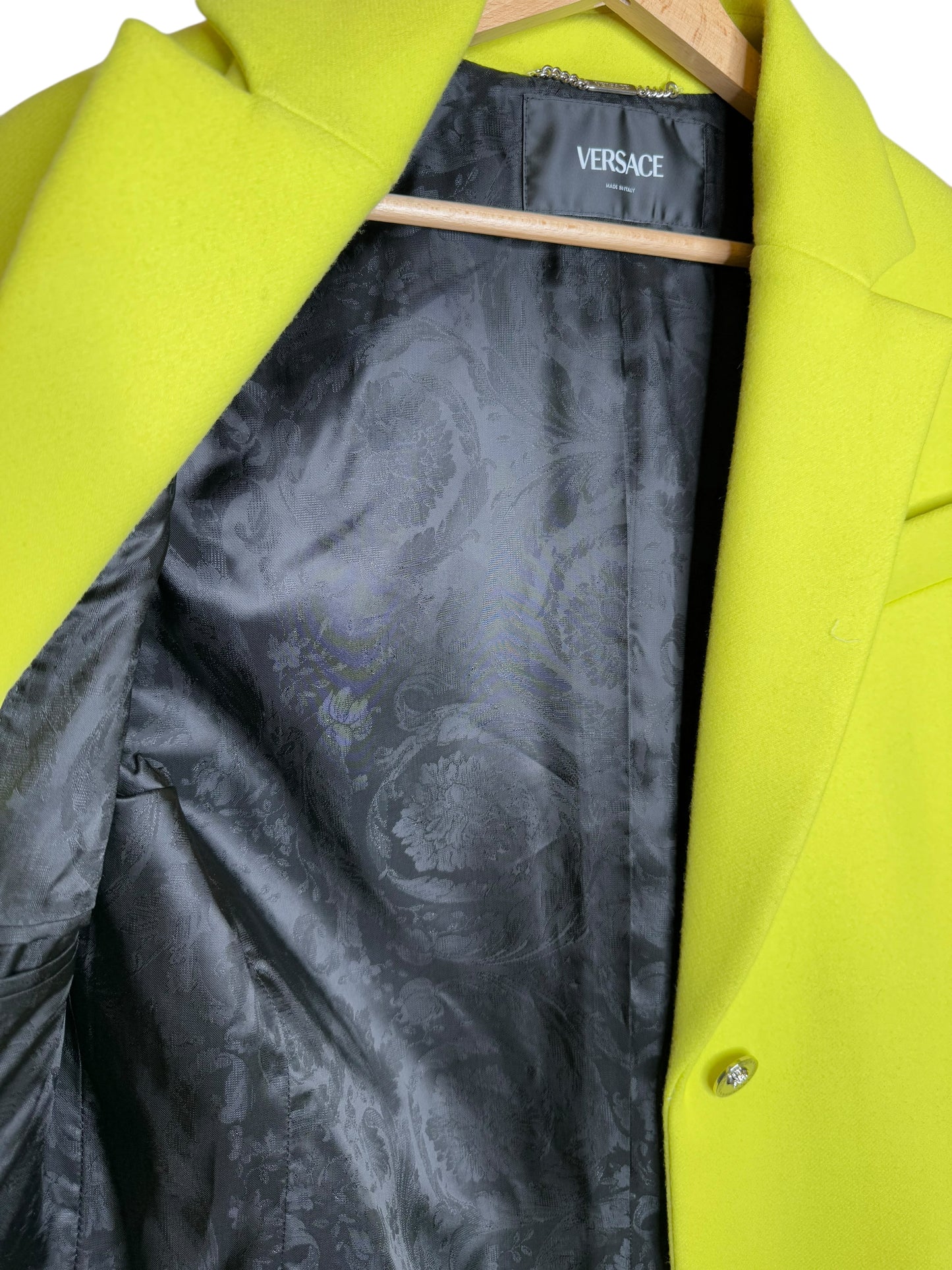 Cappotto lungo Versace giallo fluo in lana con bottoni argento
