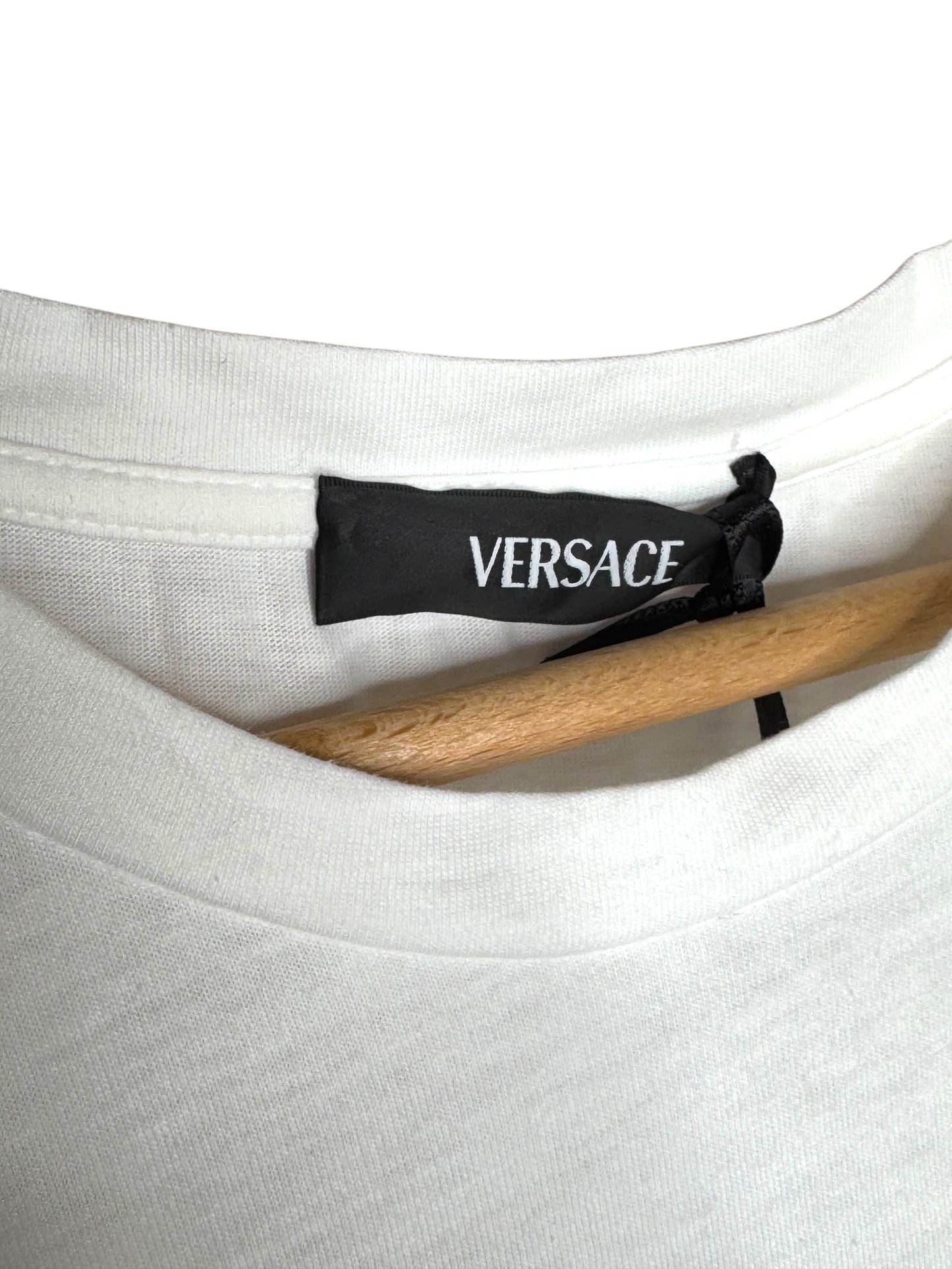 T-shirt crop Versace con logo e spilla Medusa dorata – Taglia 42 – Nuova con cartellino