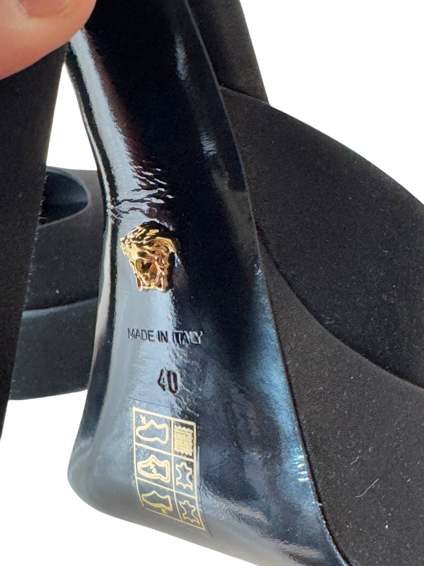 Versace Décolleté in Raso Nero con Plateau, Tacco Largo e Cinturino Gioiello – Taglia 40