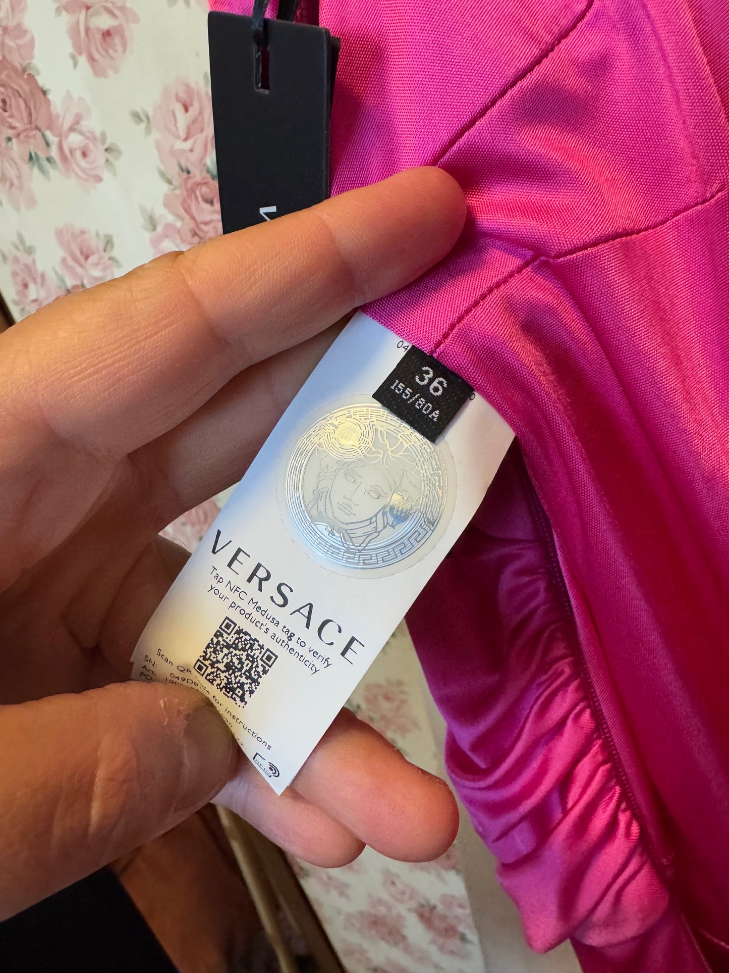 Vestito Versace cocktail in seta fucsia con drappeggi e orlo asimmetrico - taglia 36