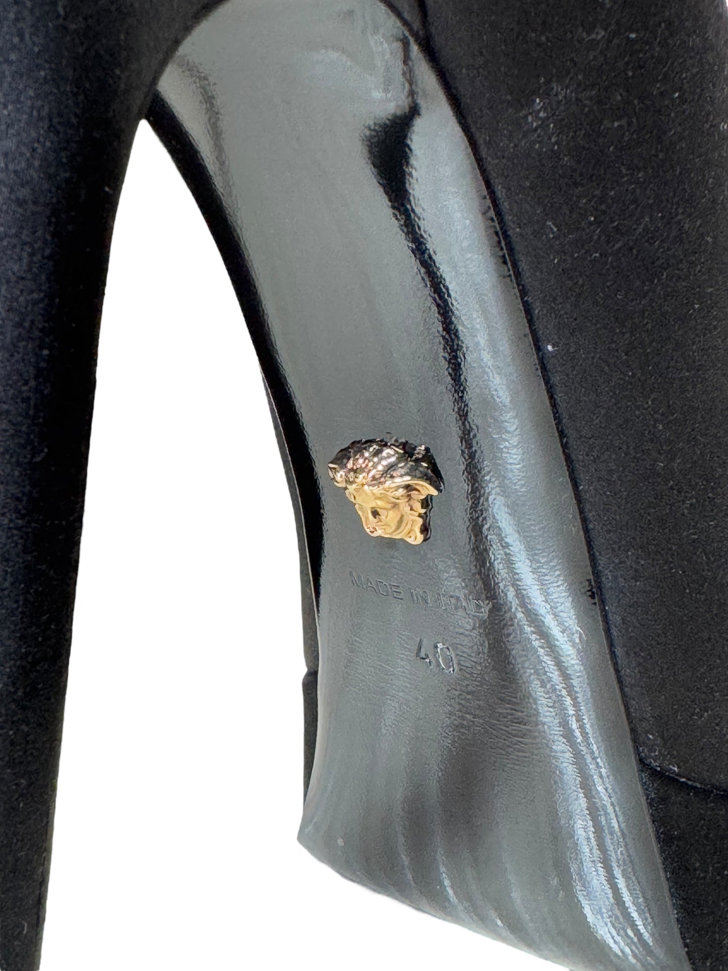 Versace Décolleté in Raso Nero con Plateau e Tacco a Spillo – Medusa Charm