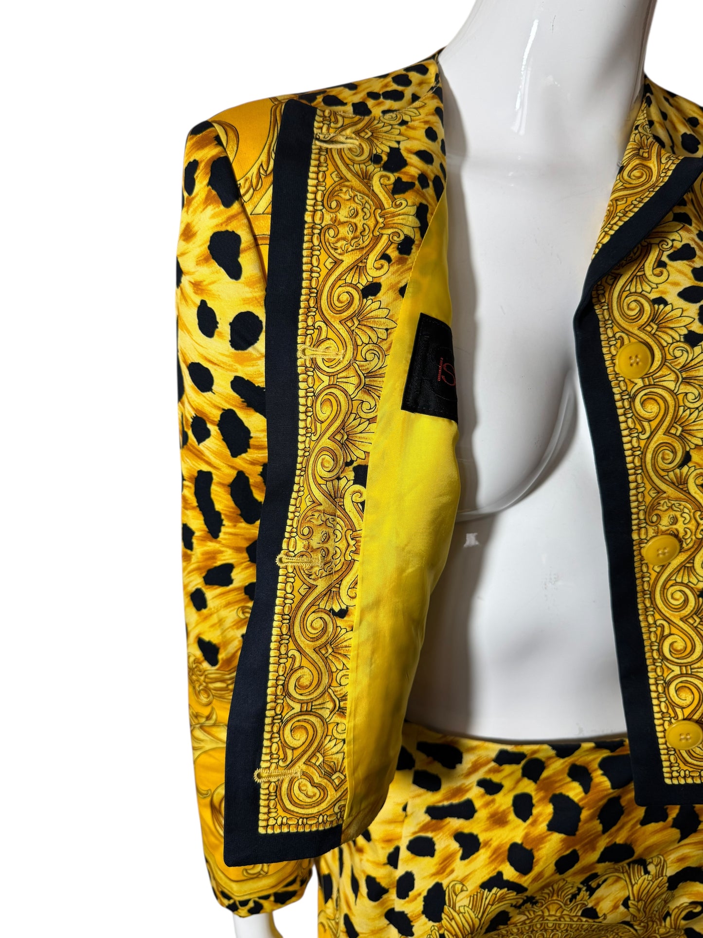 Completo vintage Istante by Gianni Versace anni ’90 – Giacca + Gonna con stampa barocca e animalier