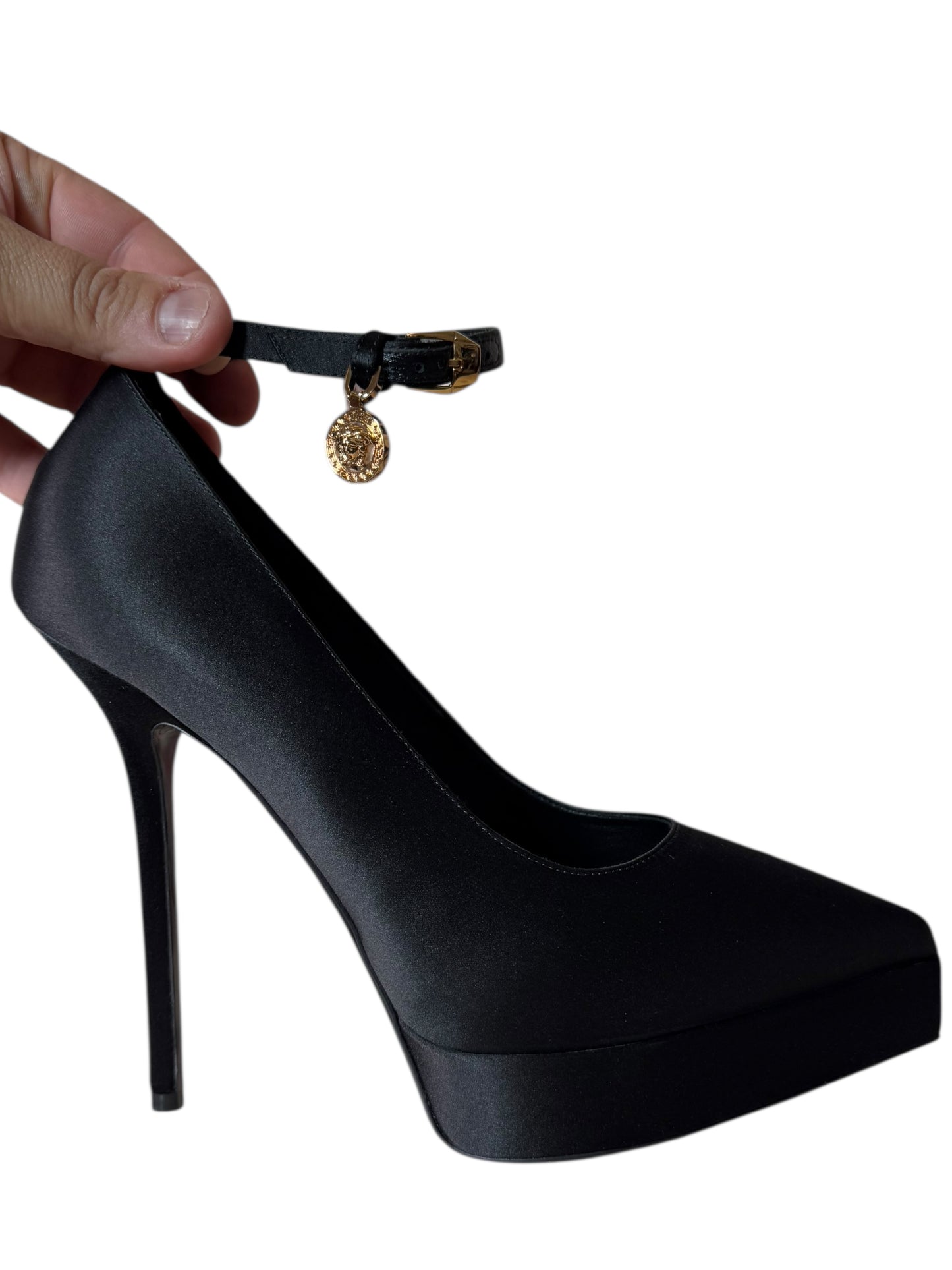 Versace Décolleté in Raso Nero con Plateau e Tacco a Spillo – Medusa Charm