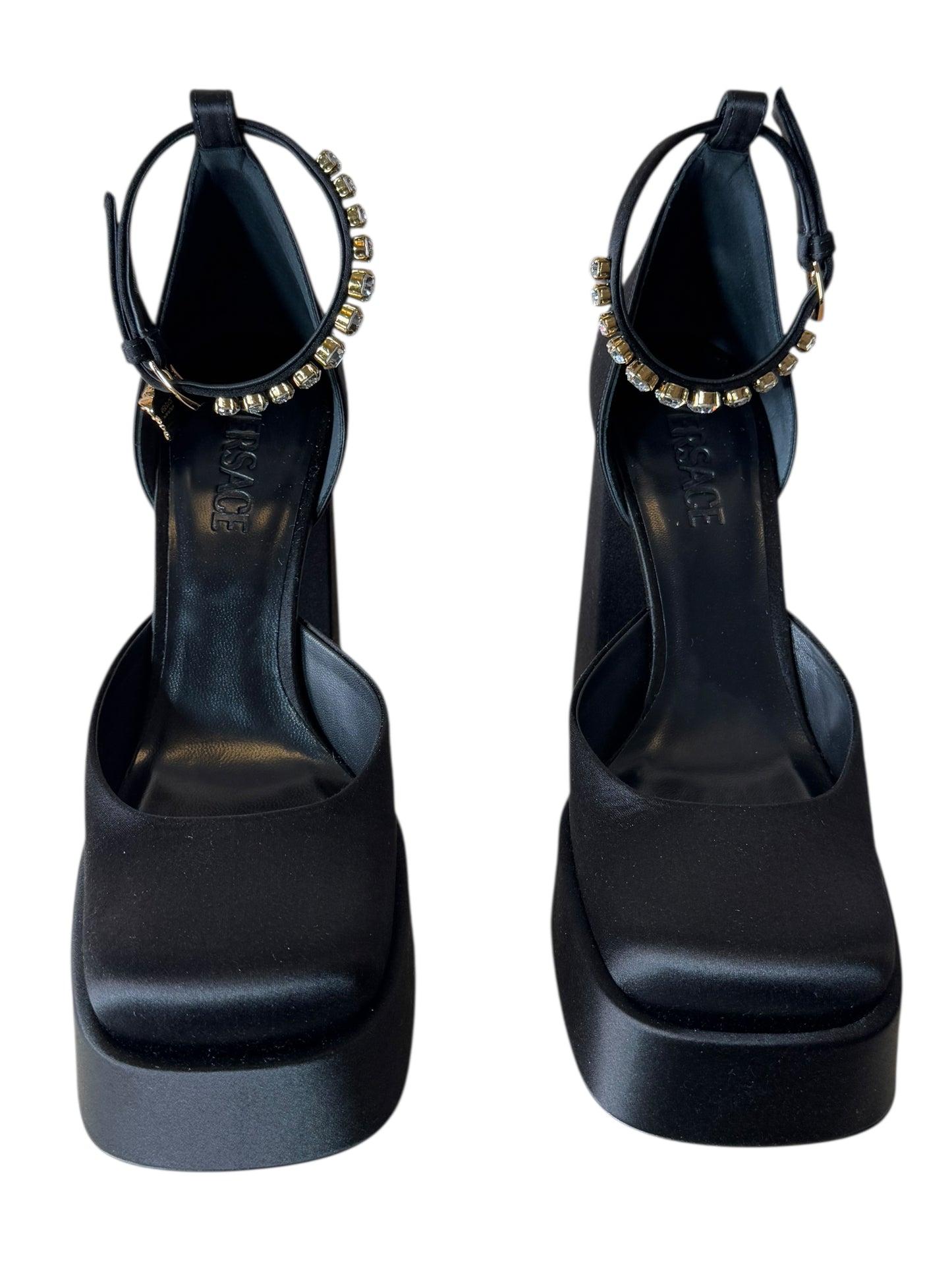 Versace Décolleté in Raso Nero con Plateau, Tacco Largo e Cinturino Gioiello – Taglia 40