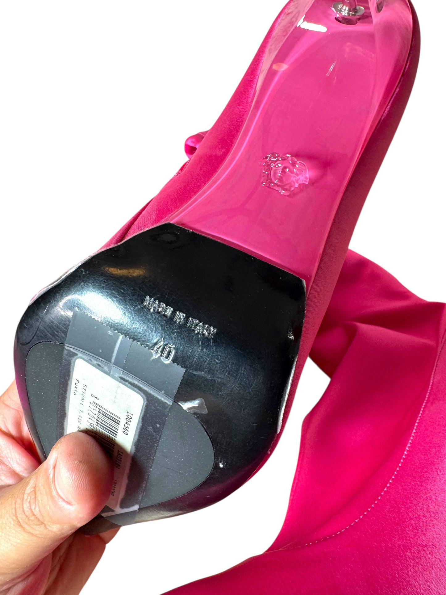 Stivali alti Versace fucsia in satin con tacco a spillo e greca di strass – Nuovi, taglia 40