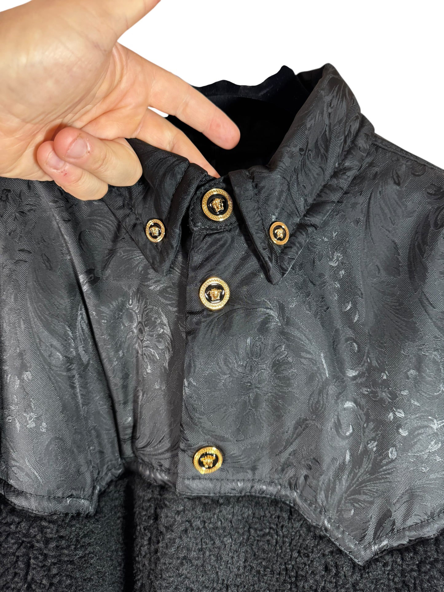 Giacca Versace nera in eco shearling con inserti jacquard