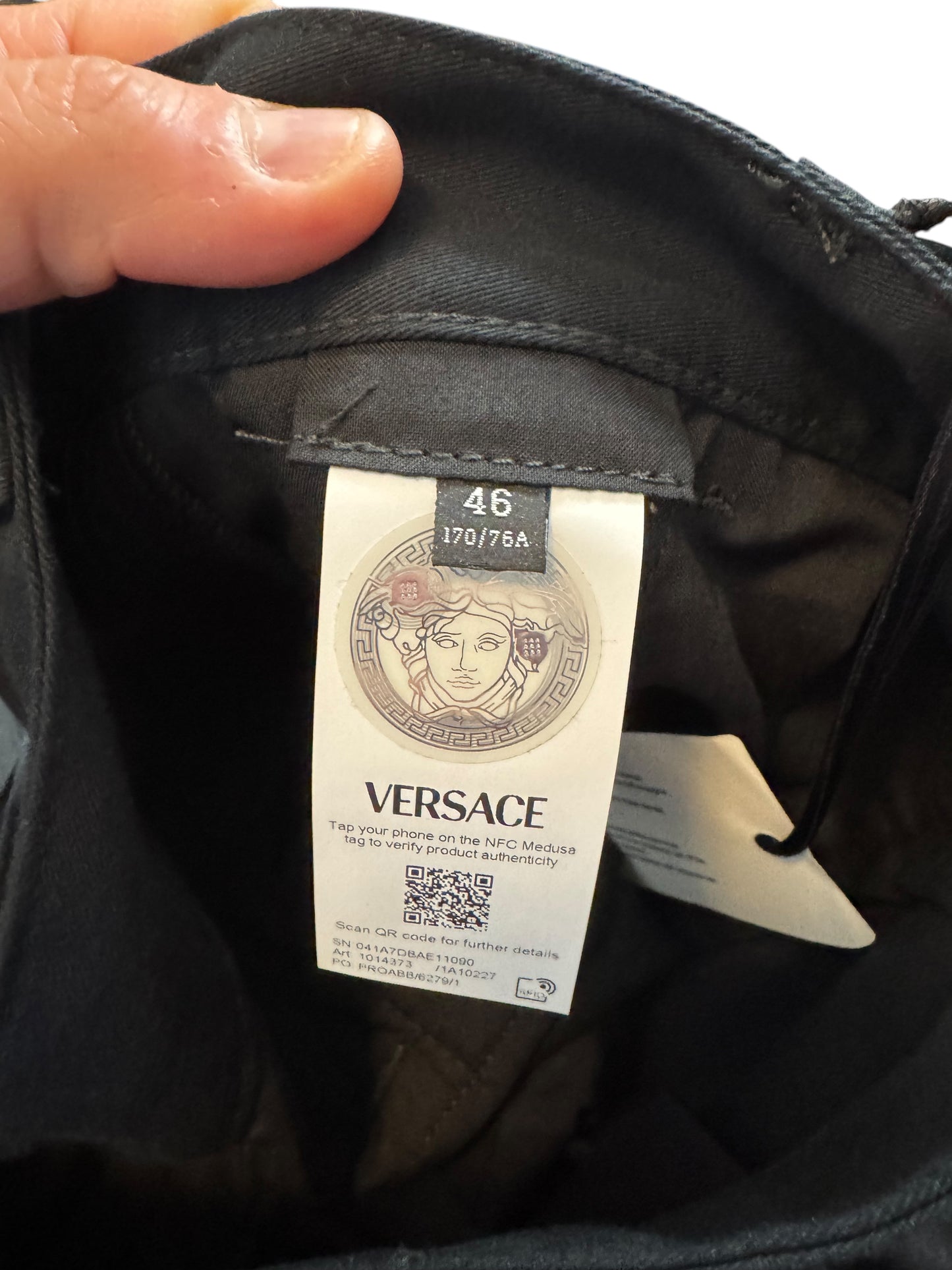 Bermuda Cargo Versace Nero con Stampa Barocco – Taglia 46 – 100% Cotone.