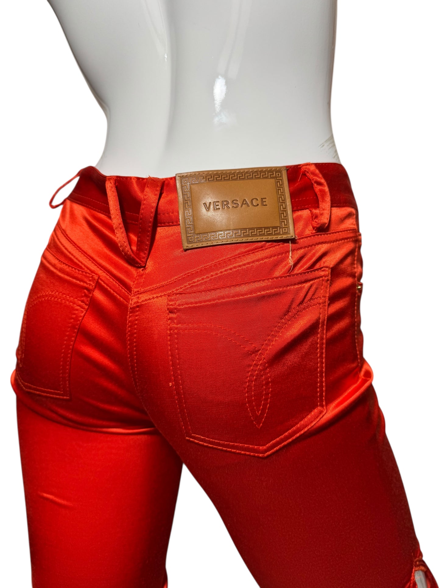 Pantaloni rossi satinati Versace con spacchi laterali e bottoni Medusa – Taglia 38