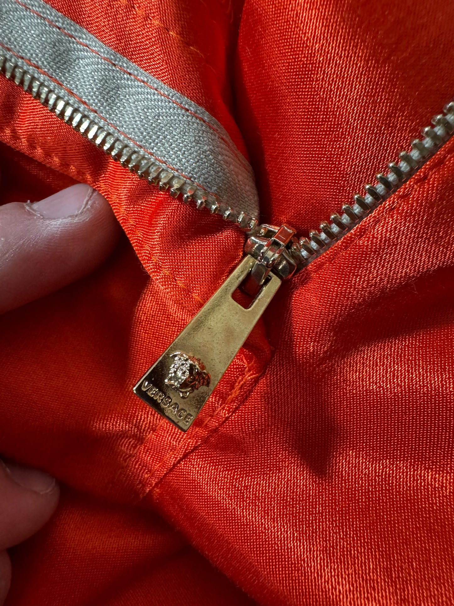 Pantaloni rossi satinati Versace con spacchi laterali e bottoni Medusa – Taglia 38