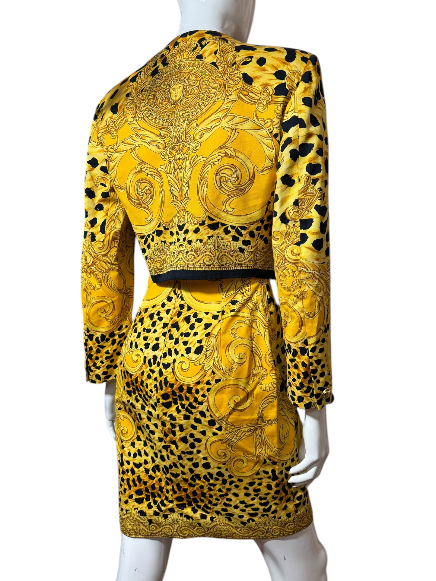Completo vintage Istante by Gianni Versace anni ’90 – Giacca + Gonna con stampa barocca e animalier