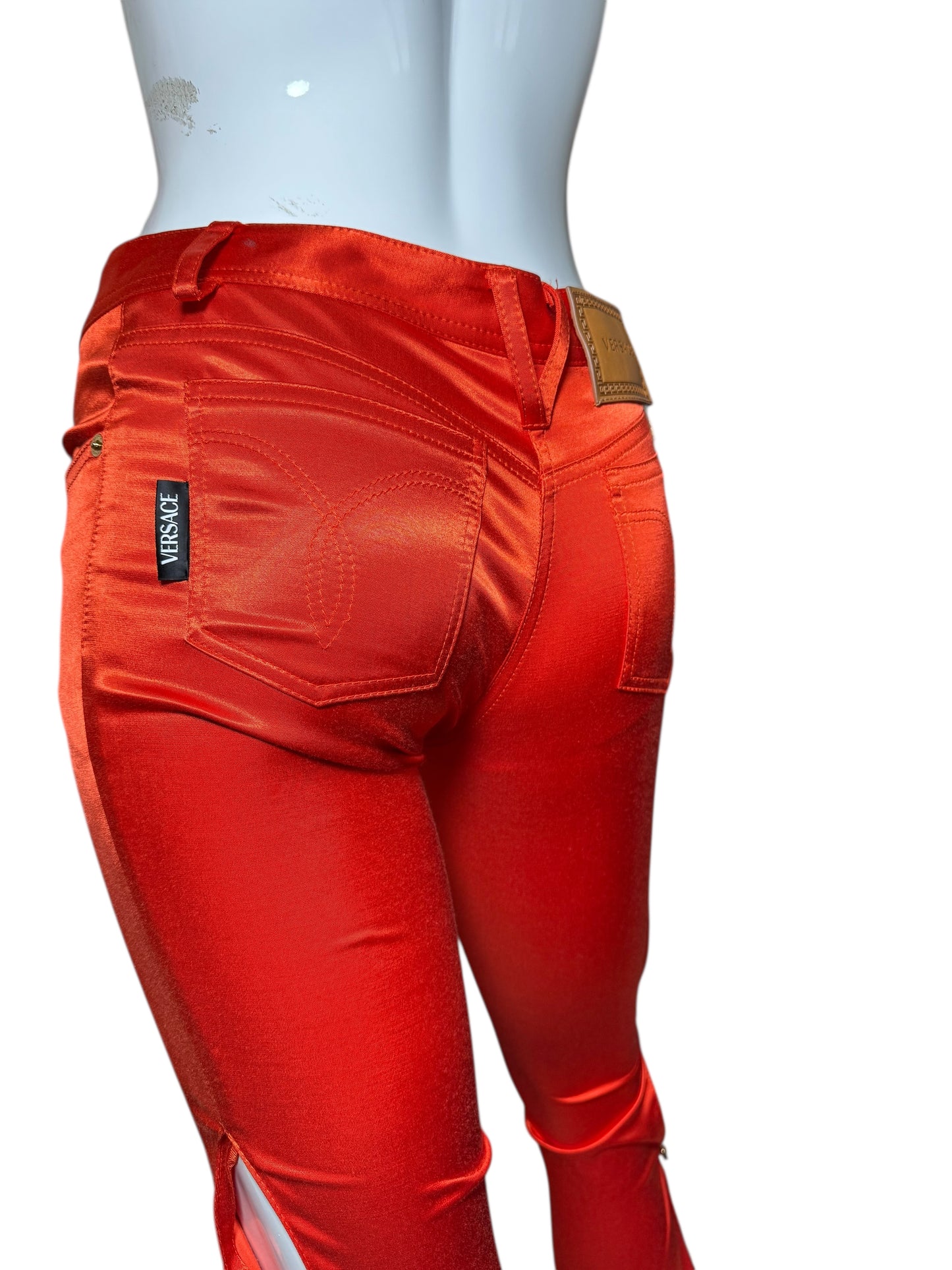 Pantaloni rossi satinati Versace con spacchi laterali e bottoni Medusa – Taglia 38