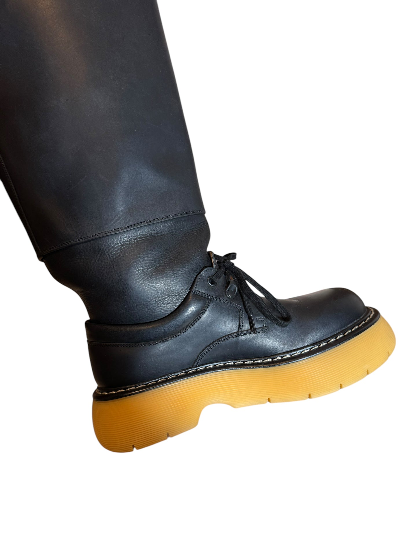 Stivali Bottega Veneta in Pelle Nera con Suola Gialla – Taglia 39