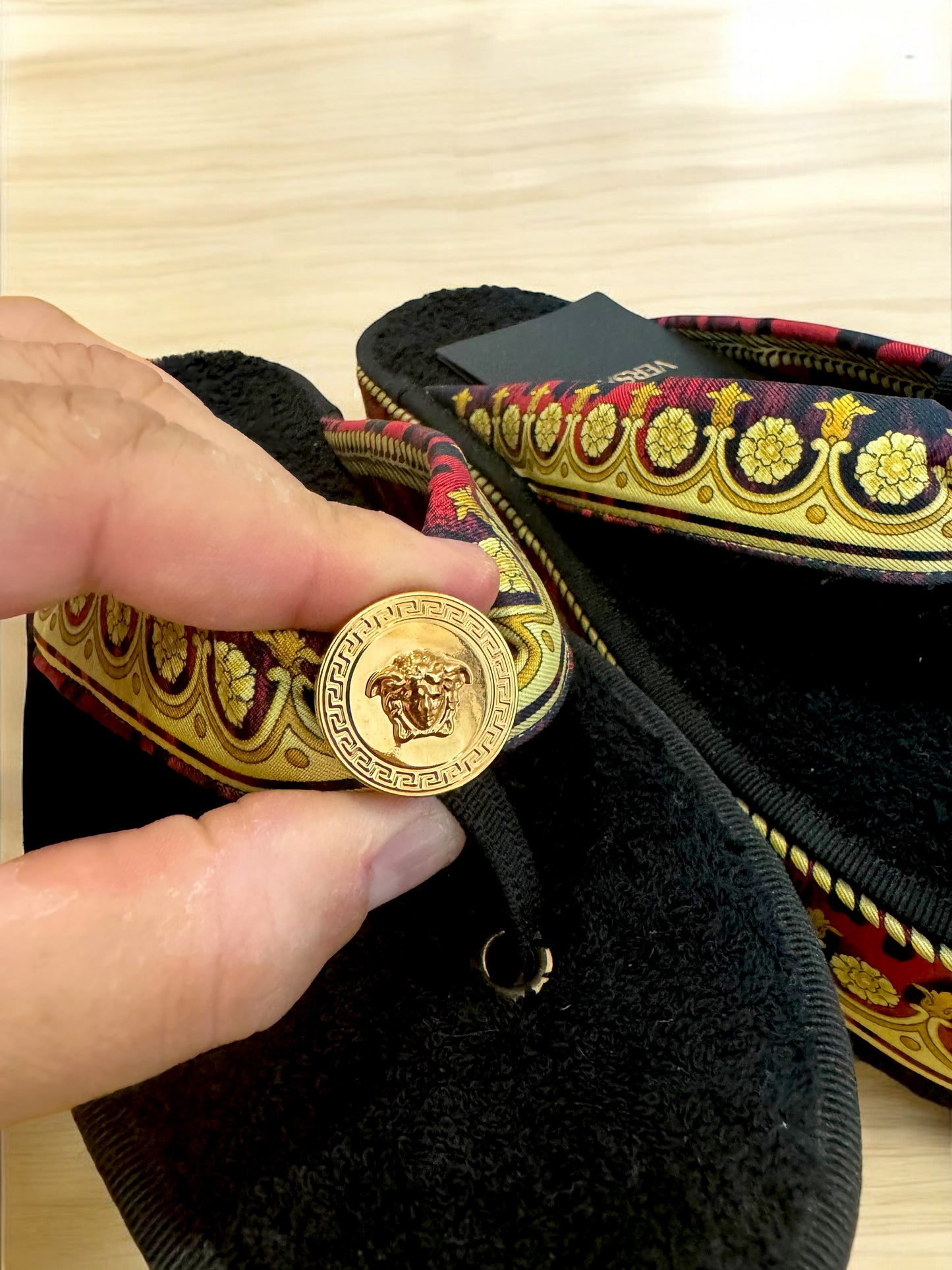 Versace infradito tema barocco