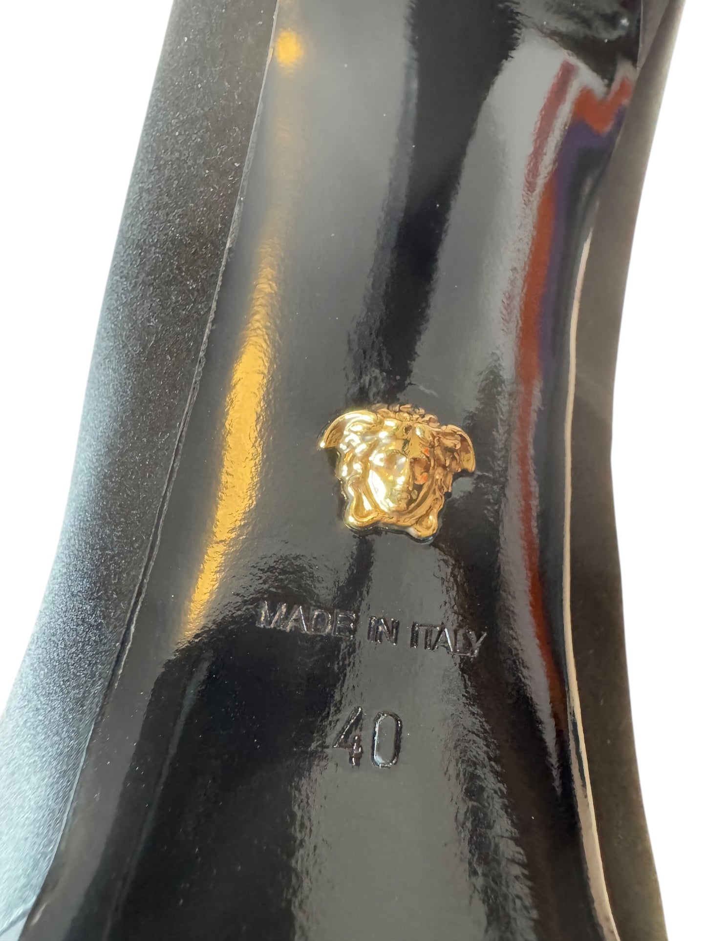 Versace Décolleté in Raso Nero con Plateau e Tacco a Spillo – Medusa Charm