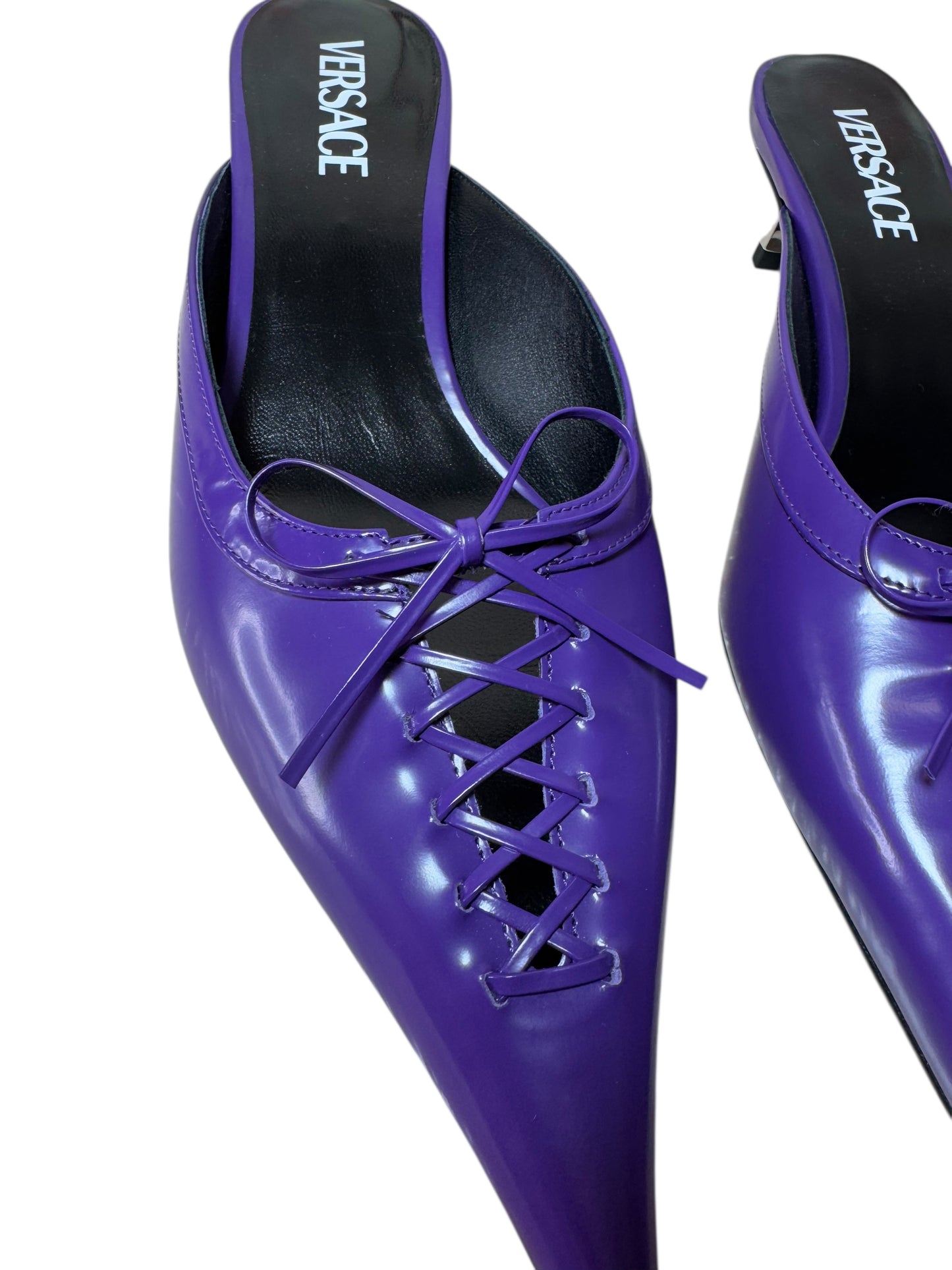 Versace Mules in Vernice Viola con Lacci e Tacco in Metallo – Taglia 40