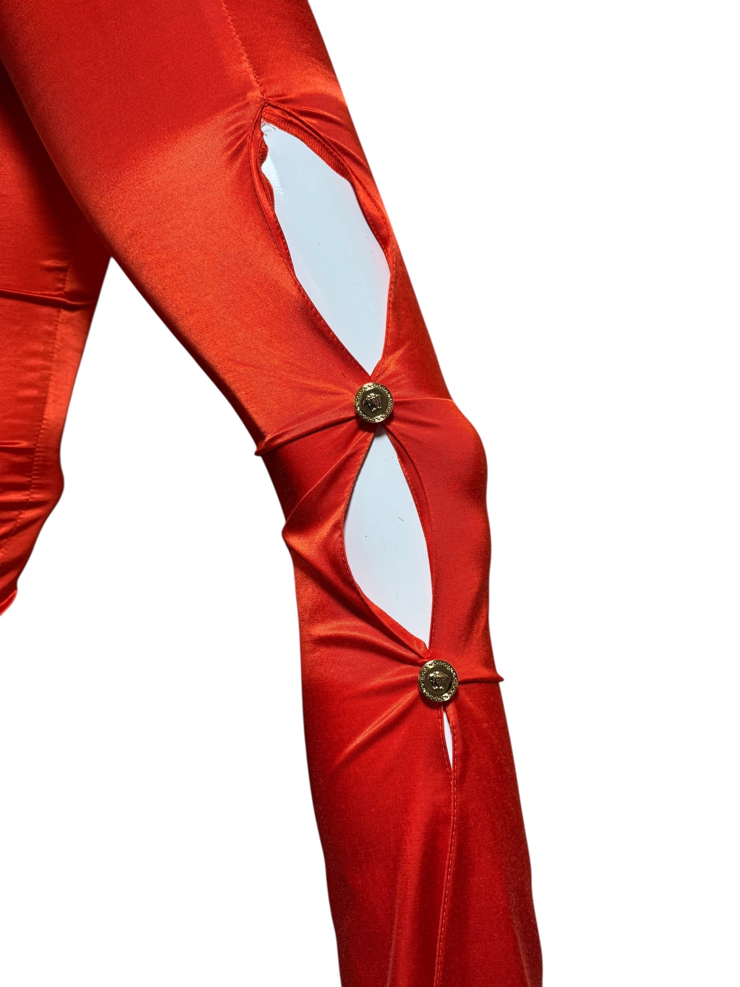 Pantaloni rossi satinati Versace con spacchi laterali e bottoni Medusa – Taglia 38