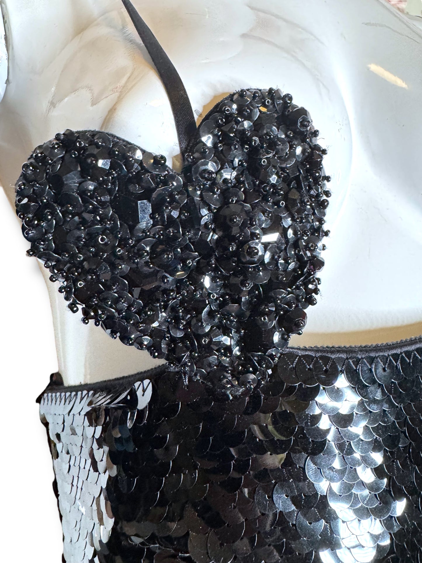 Abito lungo Gucci in seta con paillettes nere e dettagli cuore Made In Italy