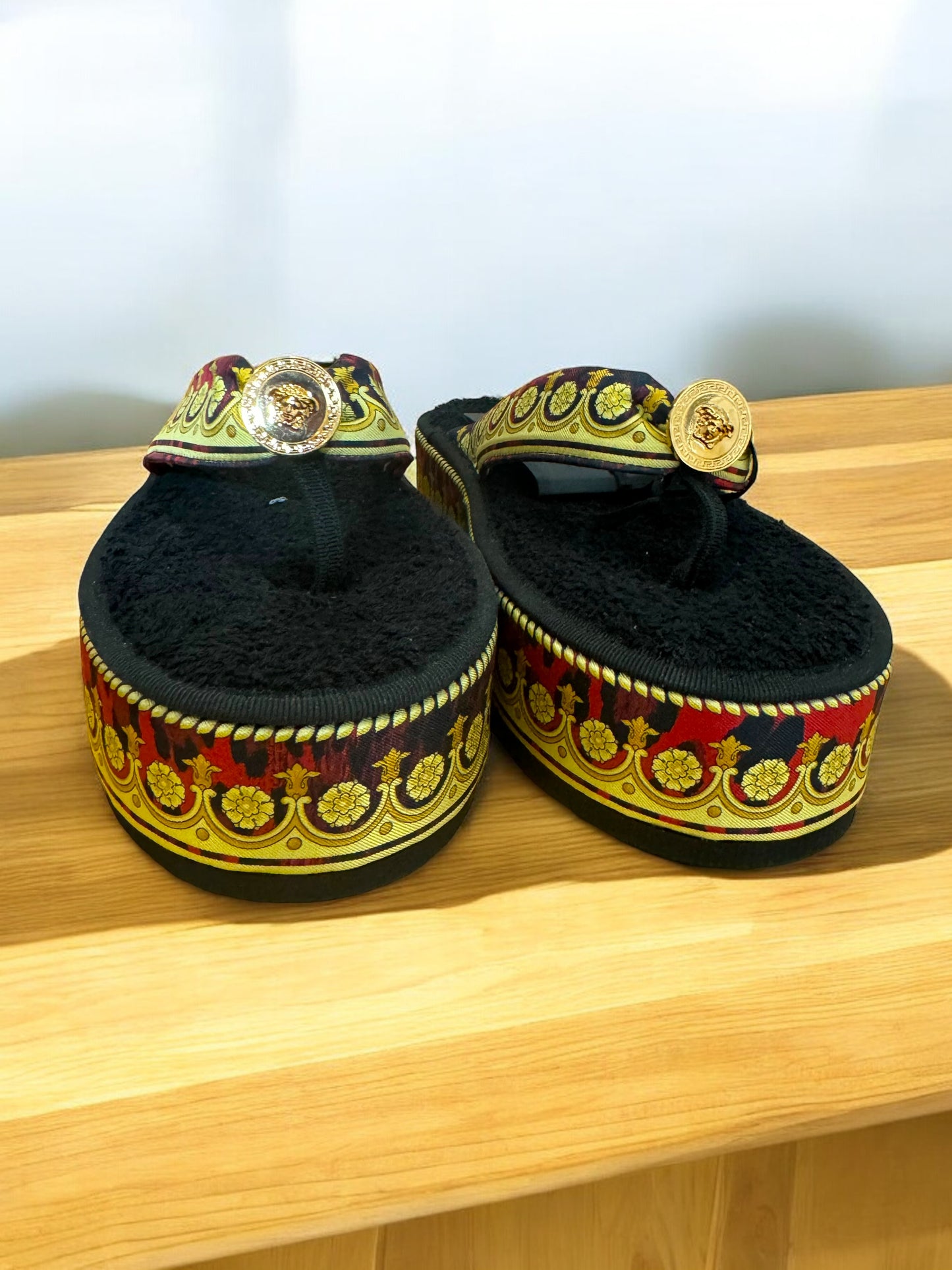 Versace infradito tema barocco