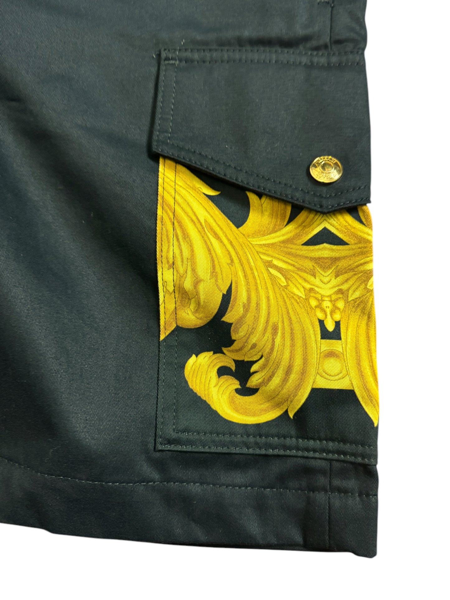 Bermuda Cargo Versace Nero con Stampa Barocco – Taglia 46 – 100% Cotone.