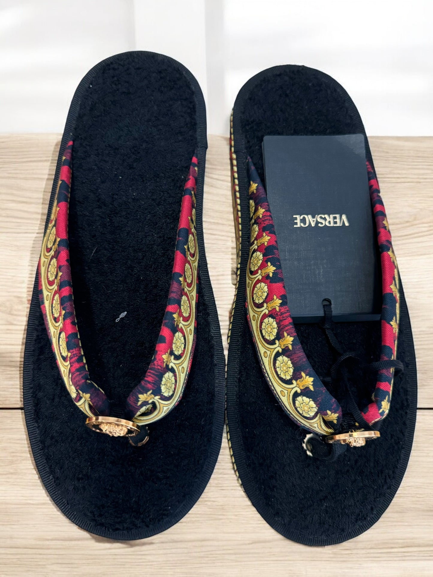 Versace infradito tema barocco