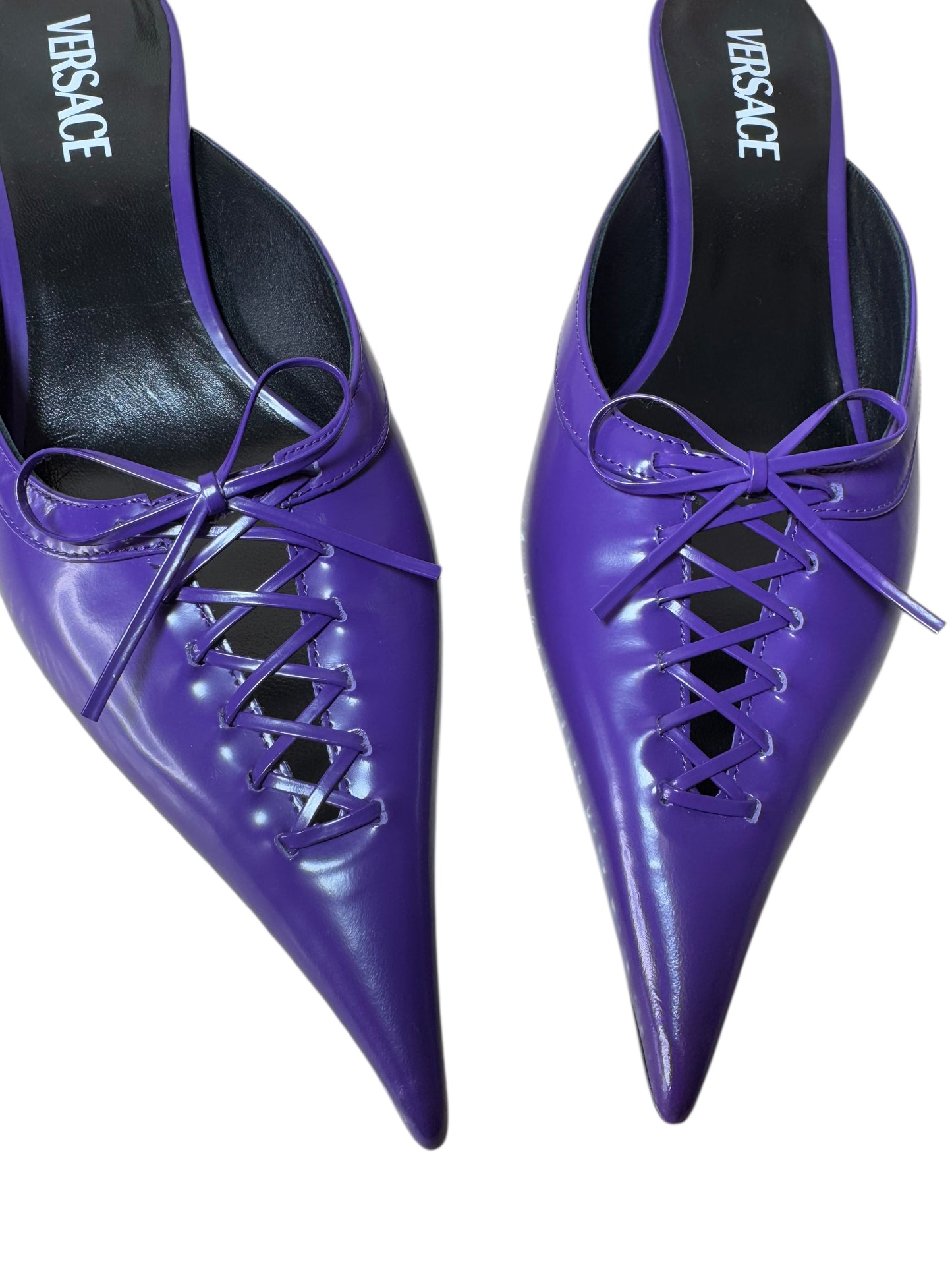 Versace Mules in Vernice Viola con Lacci e Tacco in Metallo – Taglia 40