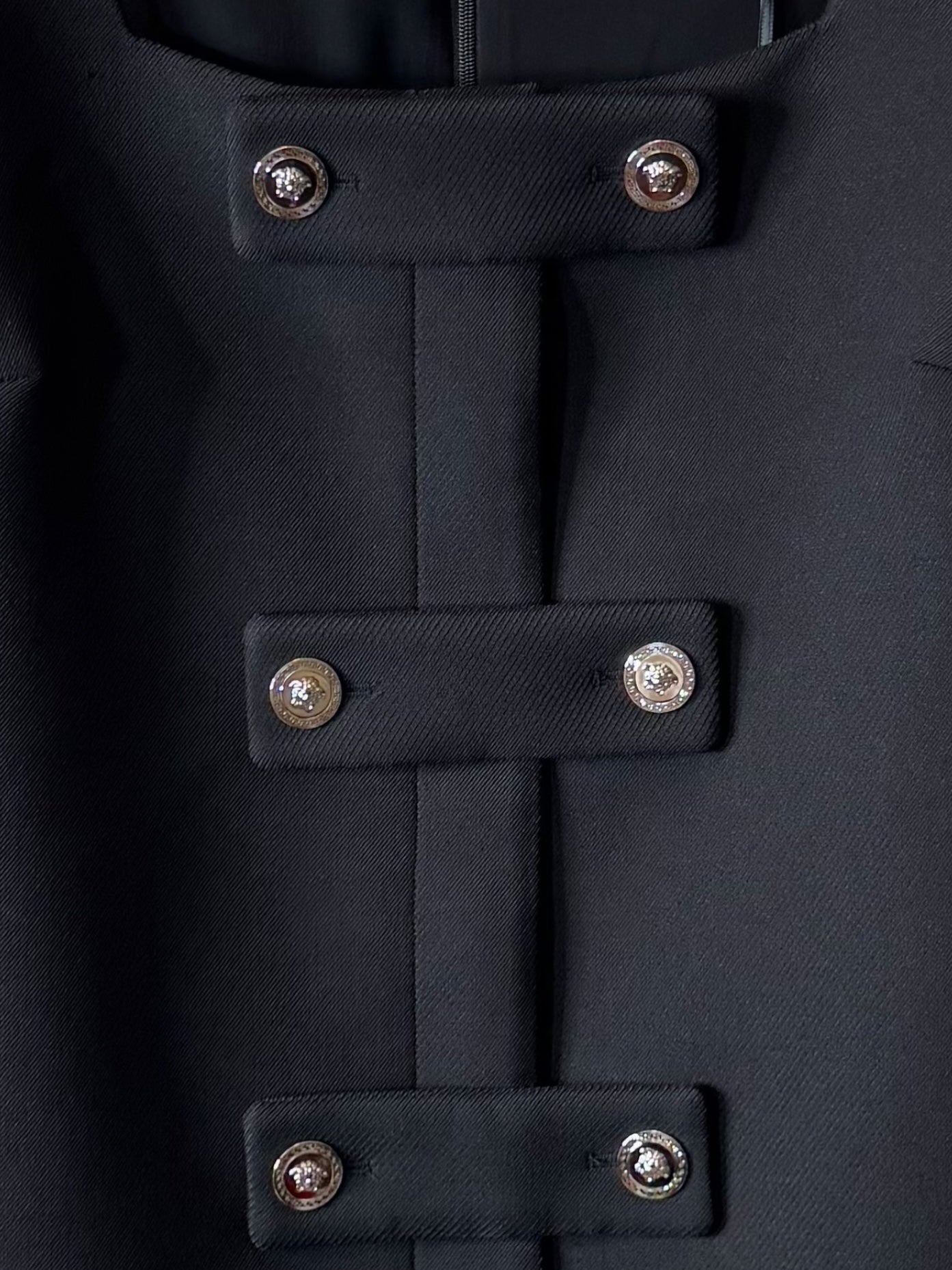 Abito mini nero Versace con bottoni Medusa – Taglia IT 48, Nuovo con etichette