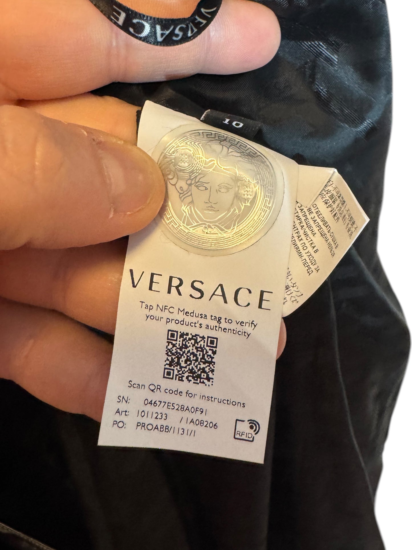 Versace Abito Mini in Tessuto Logato con Dettagli in Pelle e Accessori Iconici Medusa