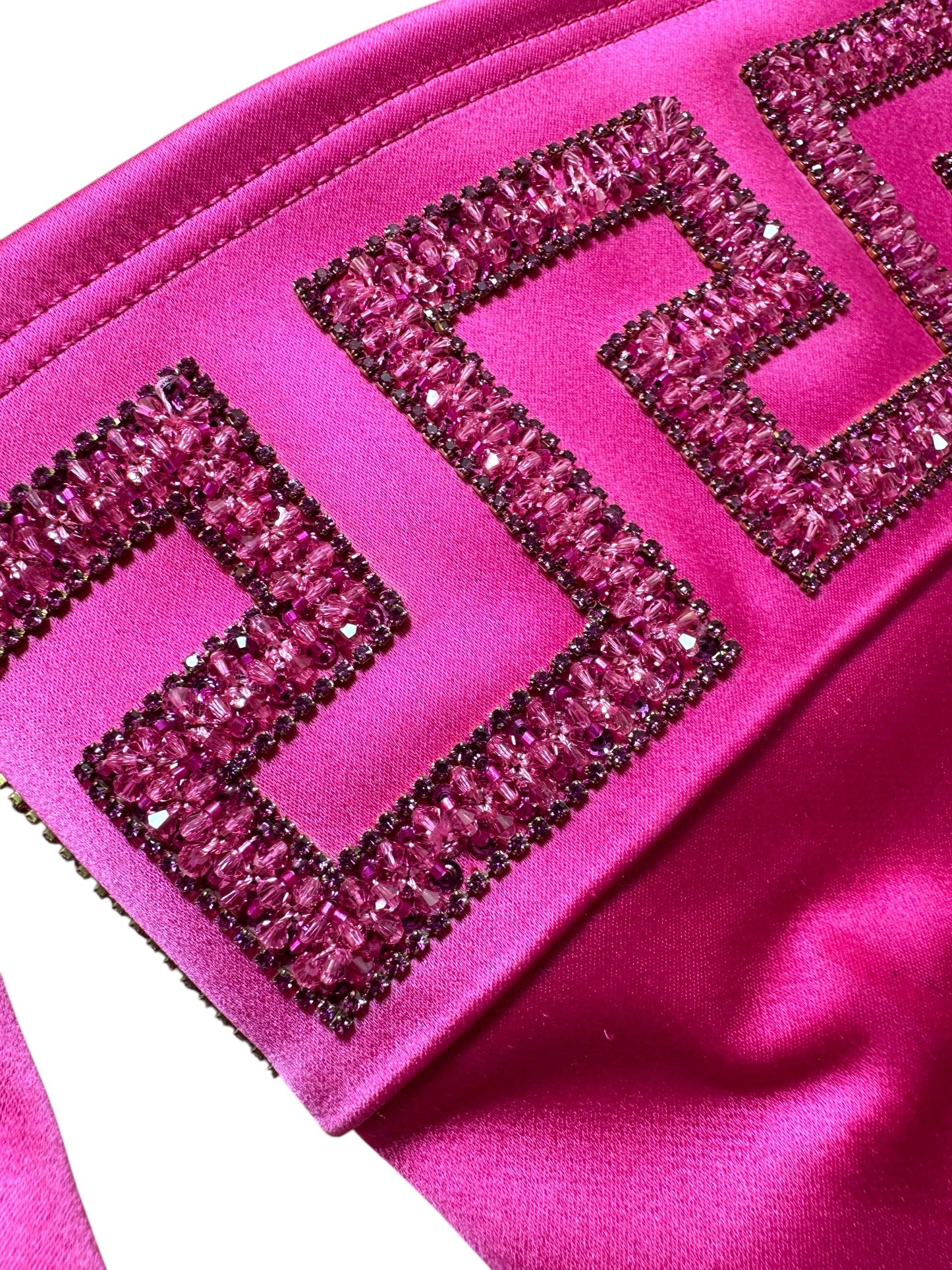 Stivali alti Versace fucsia in satin con tacco a spillo e greca di strass – Nuovi, taglia 40