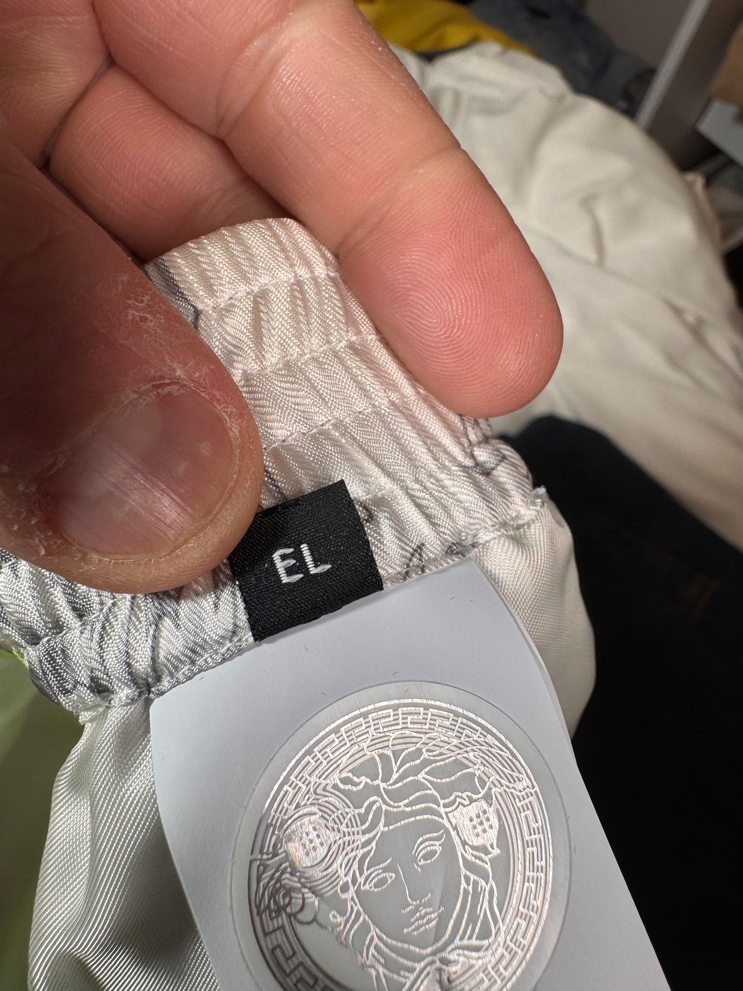 Shorts Versace in seta stampata verde, nuovi con cartellino, Made in Italy