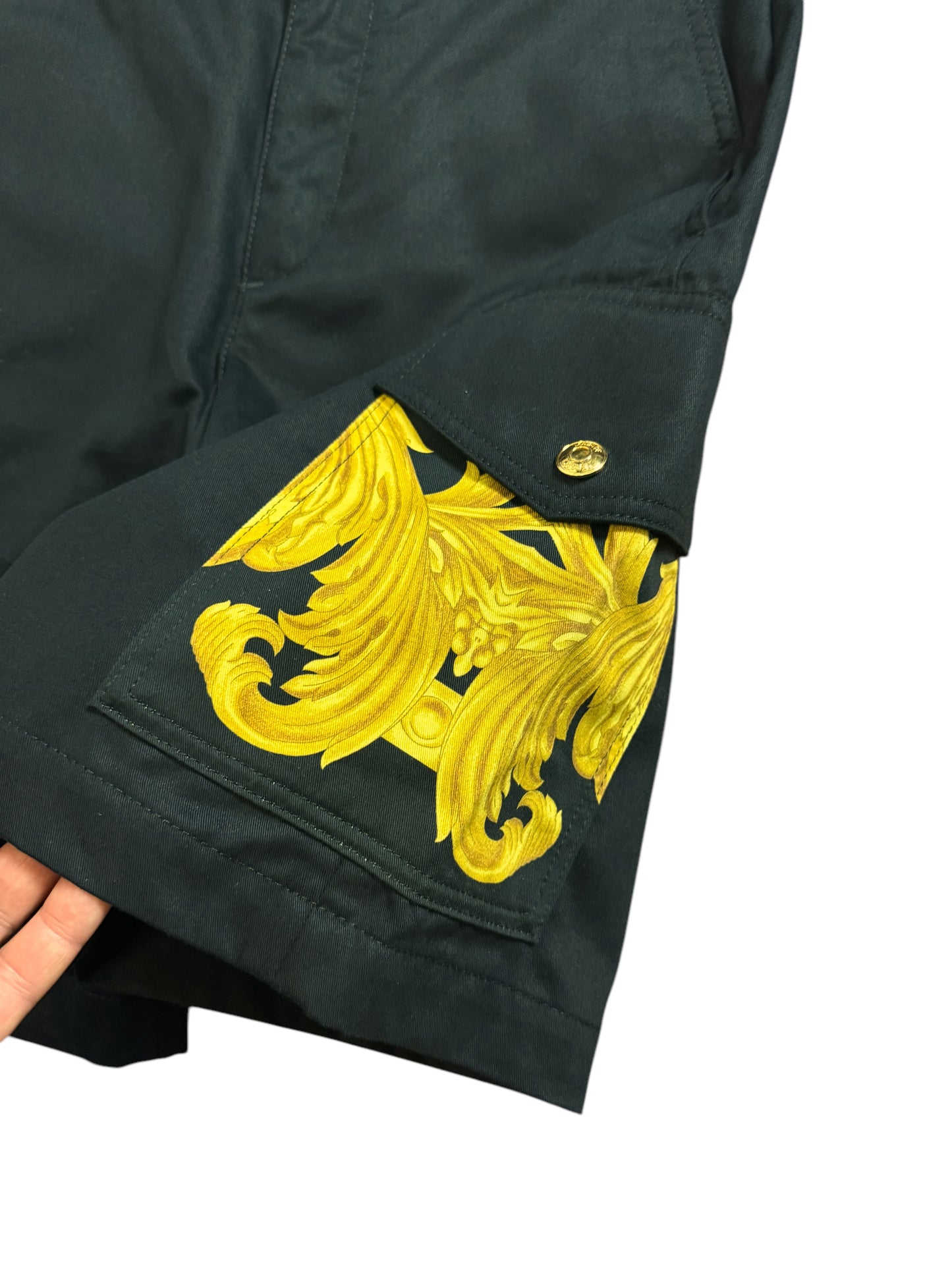 Bermuda Cargo Versace Nero con Stampa Barocco – Taglia 46 – 100% Cotone.