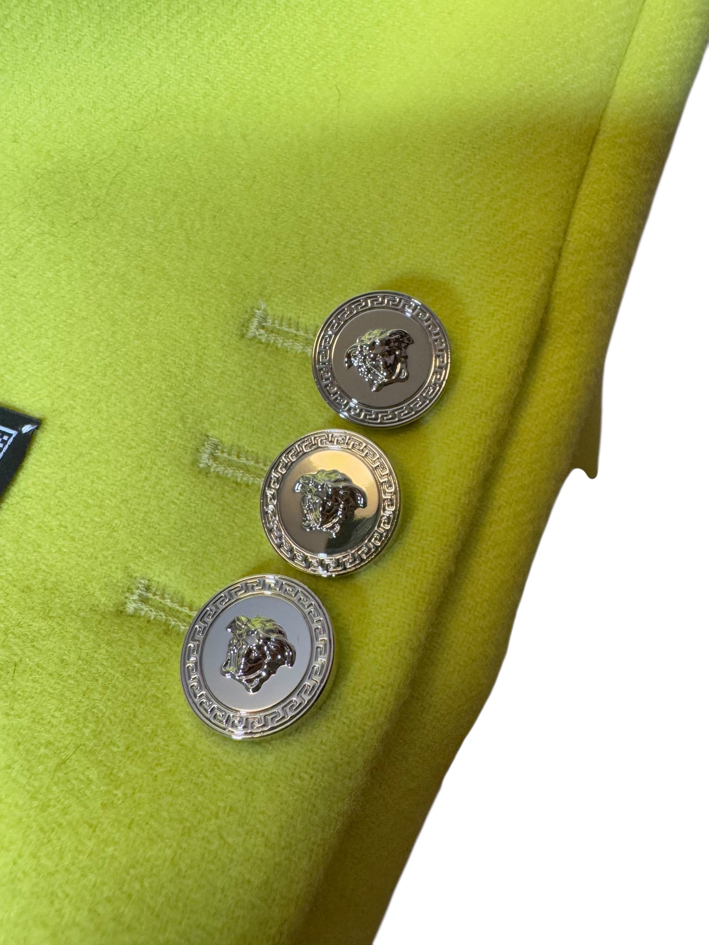 Cappotto lungo Versace giallo fluo in lana con bottoni argento