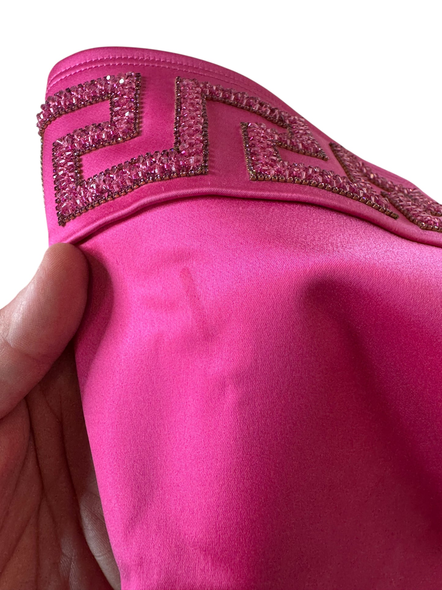 Stivali alti Versace fucsia in satin con tacco a spillo e greca di strass – Nuovi, taglia 40