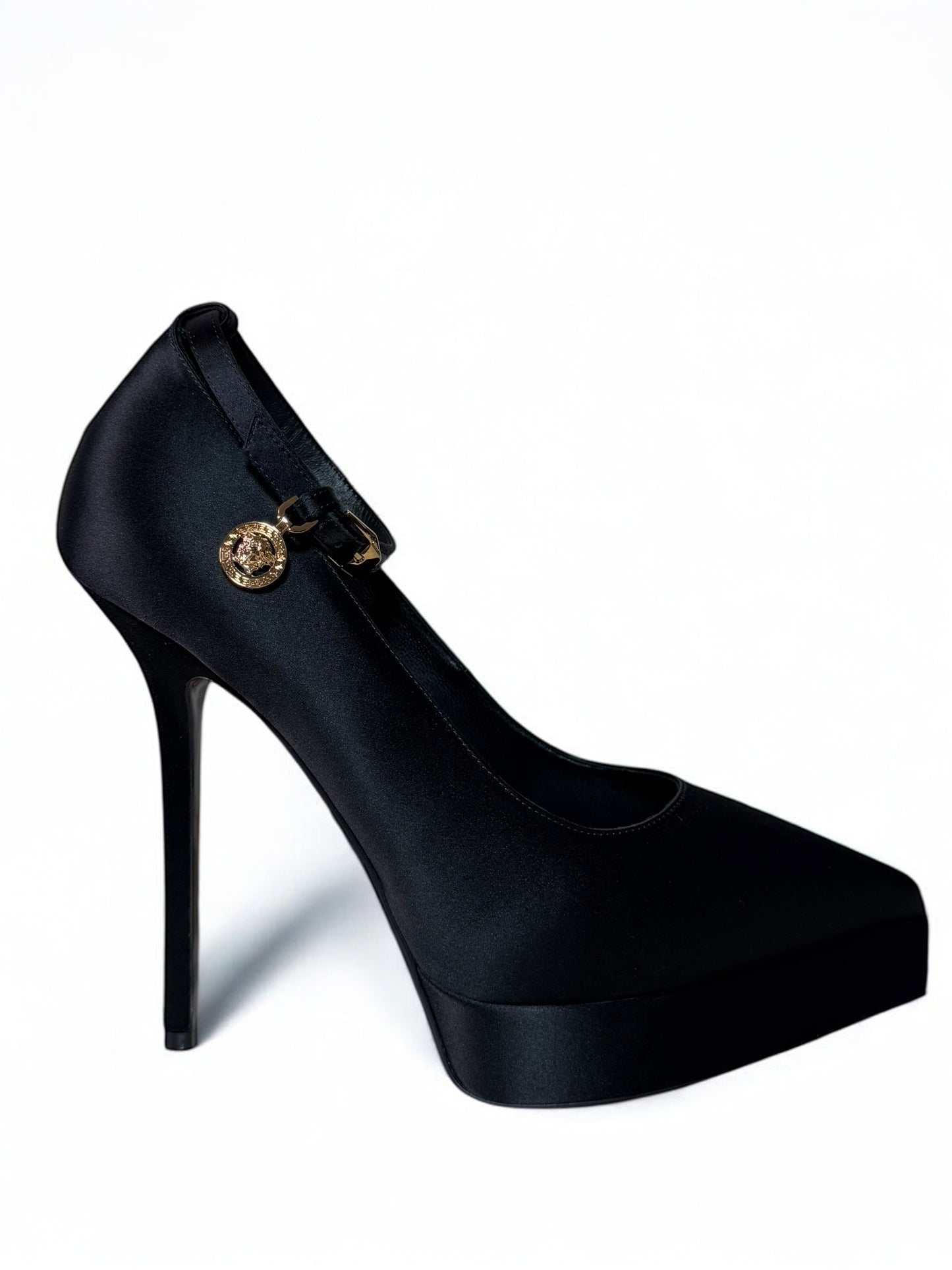 Versace Décolleté in Raso Nero con Plateau e Tacco a Spillo – Medusa Charm
