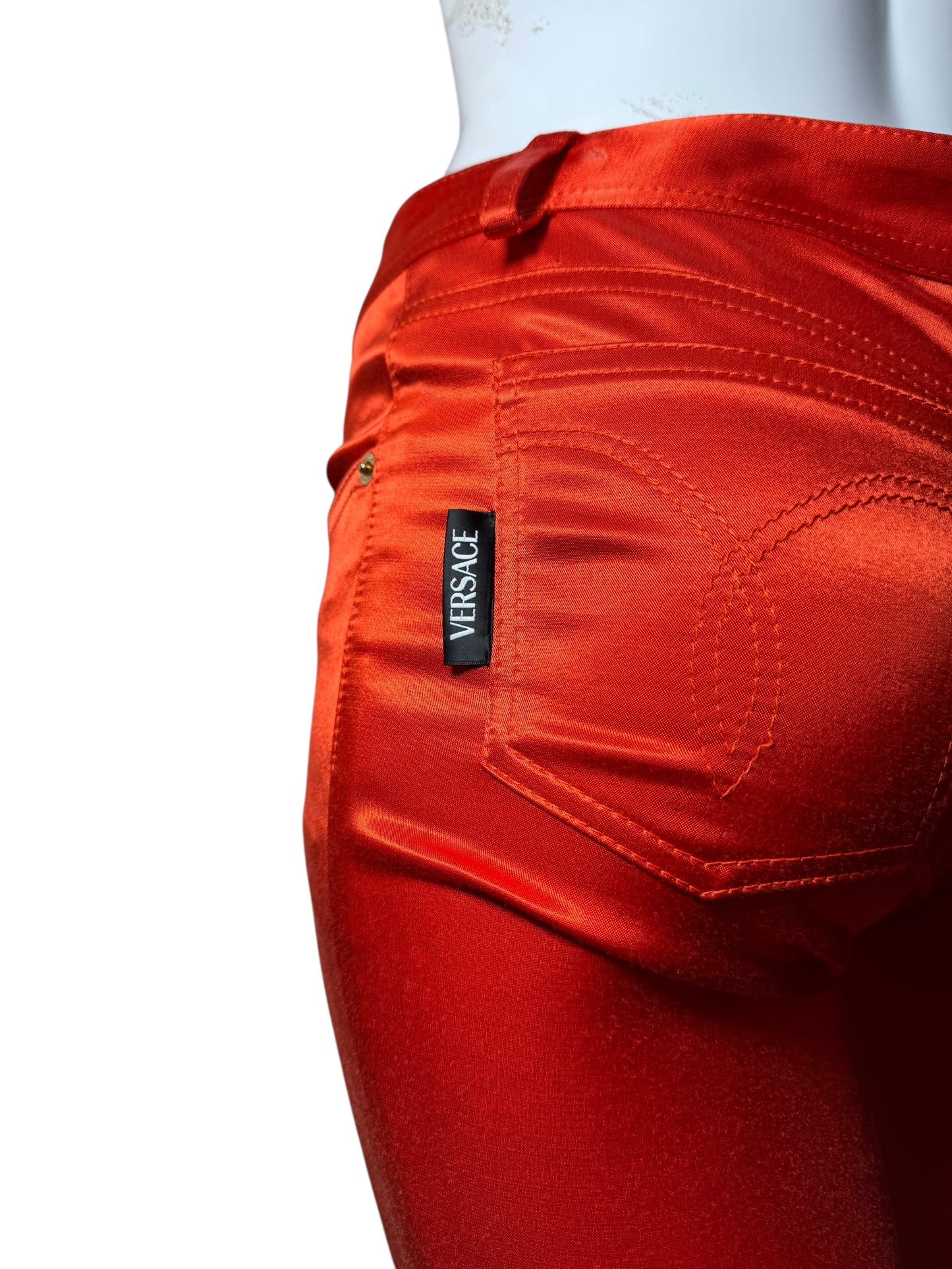 Pantaloni rossi satinati Versace con spacchi laterali e bottoni Medusa – Taglia 38