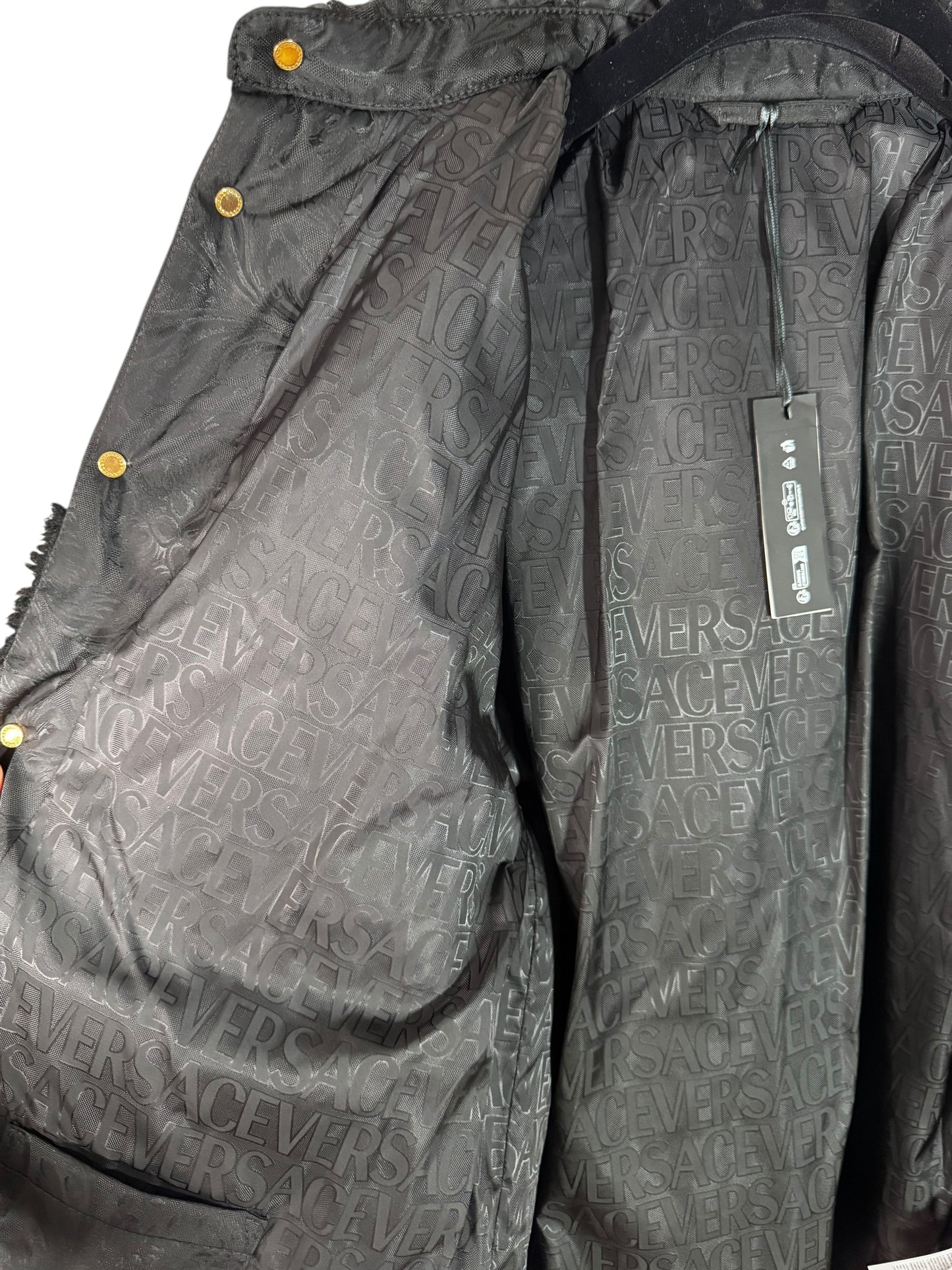 Giacca Versace nera in eco shearling con inserti jacquard