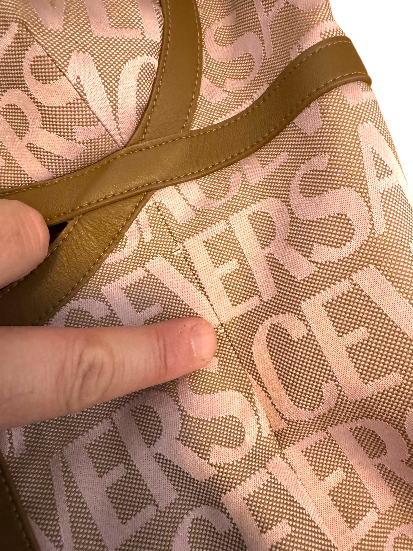 Versace Abito Mini in Tessuto Logato con Dettagli in Pelle e Accessori Iconici Medusa